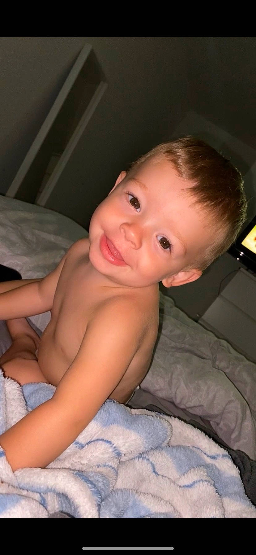 Vinnie is registered to the contest to win money with this photo: cheek, chin, comfort, elbow, eye, eyebrow, finger, flash_photography, human_body, iris, jaw, joy, leg, lip, mouth, neck, nose, person, shoulder, skin