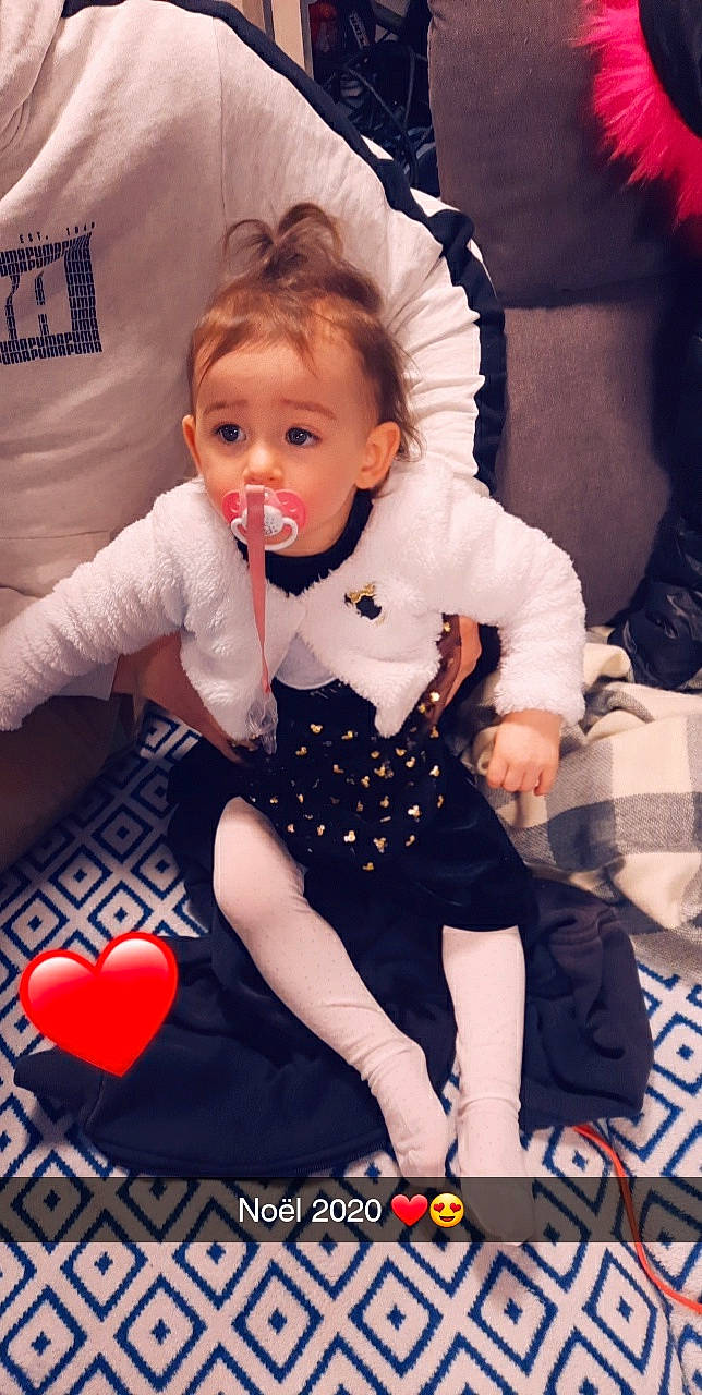 Léana participe au concours pour gagner de l'argent avec cette photo : baby, baby_toddler_clothing, blond, cheek, child, eyelash, face, fun, hair, hairstyle, happy, head, human_leg, pattern, person, photo_caption, sitting, sleeve, thigh, toddler