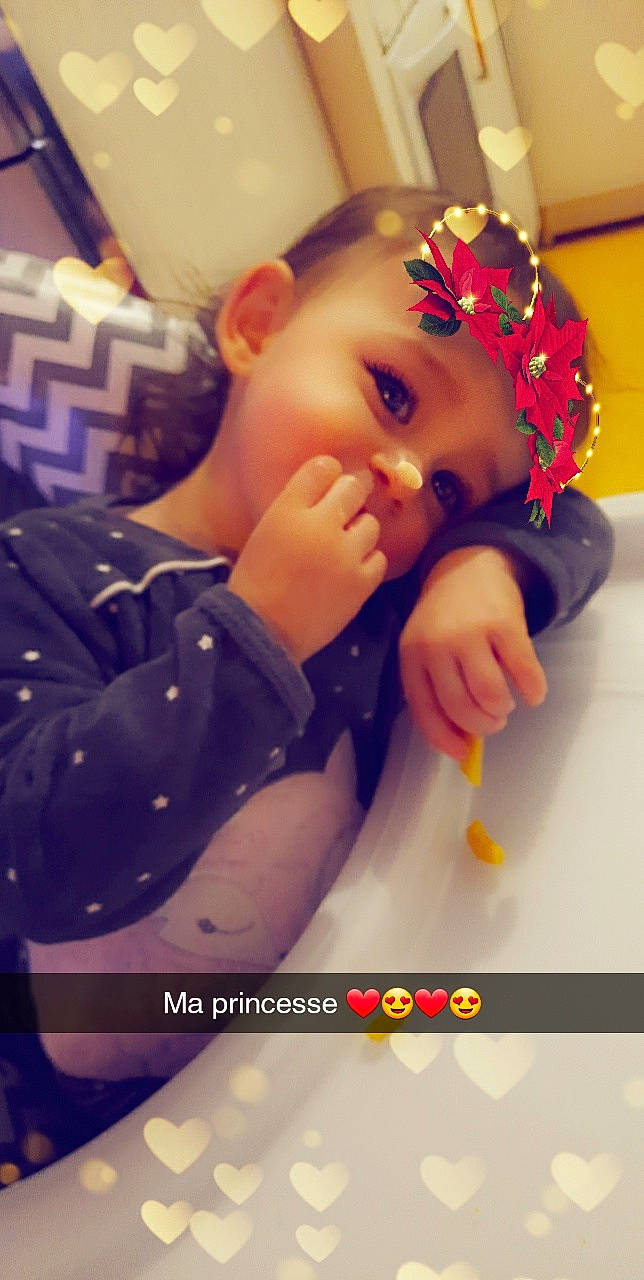 Léana participe au concours pour gagner de l'argent avec cette photo : baby, baby_products, baby_toddler_clothing, child, eyelash, face, fashion_accessory, finger, fun, happy, headband, nail, orange, person, photo_caption, play, sleeve, sweetness, t_shirt, thumb