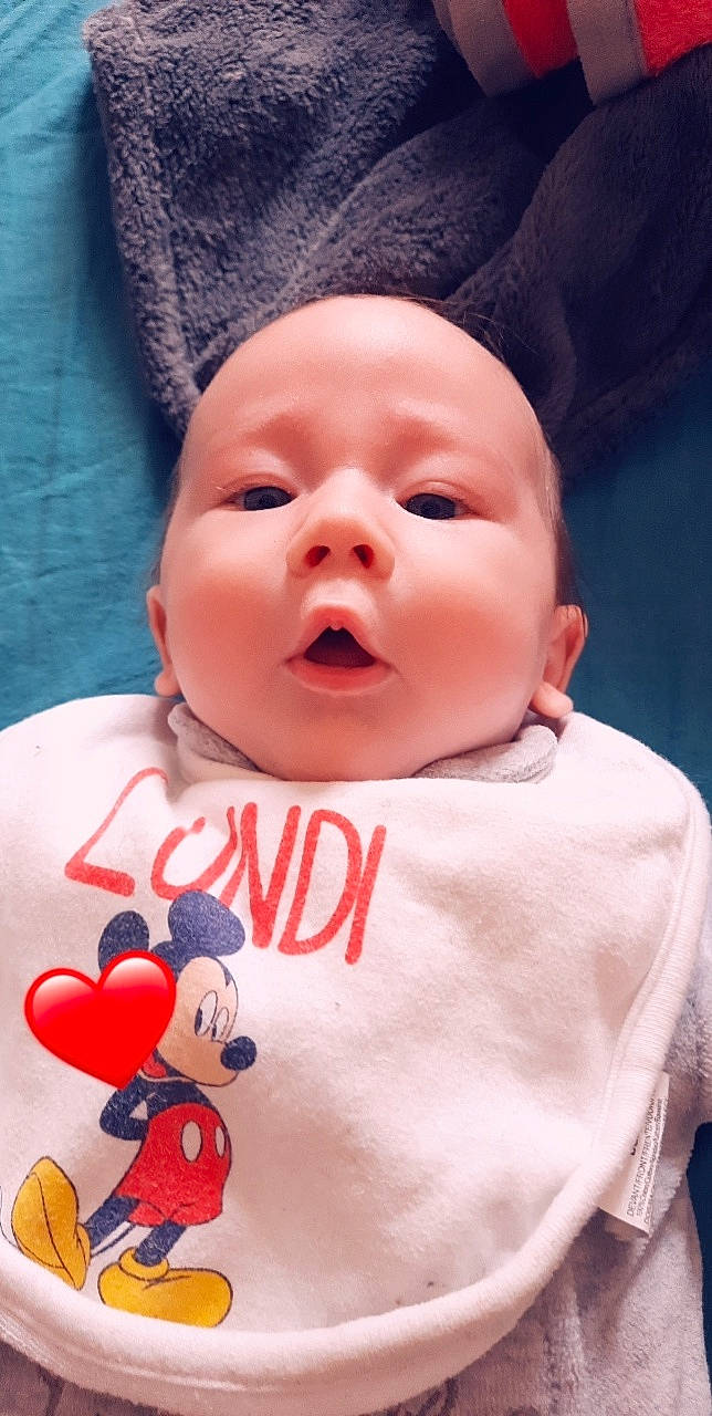 Djulyan participe au concours pour gagner de l'argent avec cette photo : baby, baby_toddler_clothing, cheek, face, facial_expression, finger, happy, head, lip, mouth, nose, organ, person, pink, product, red, skin, sleeve, smile, textile