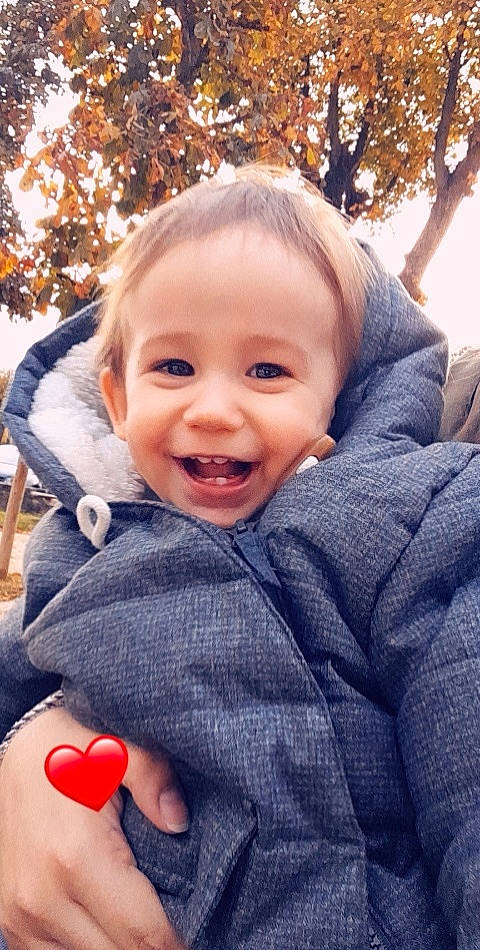 Djulyan participe au concours pour gagner de l'argent avec cette photo : baby, cheek, child, event, eye, fun, grass, happy, head, joy, laugh, leisure, people_in_nature, person, sitting, skin, smile, toddler, toy, tree