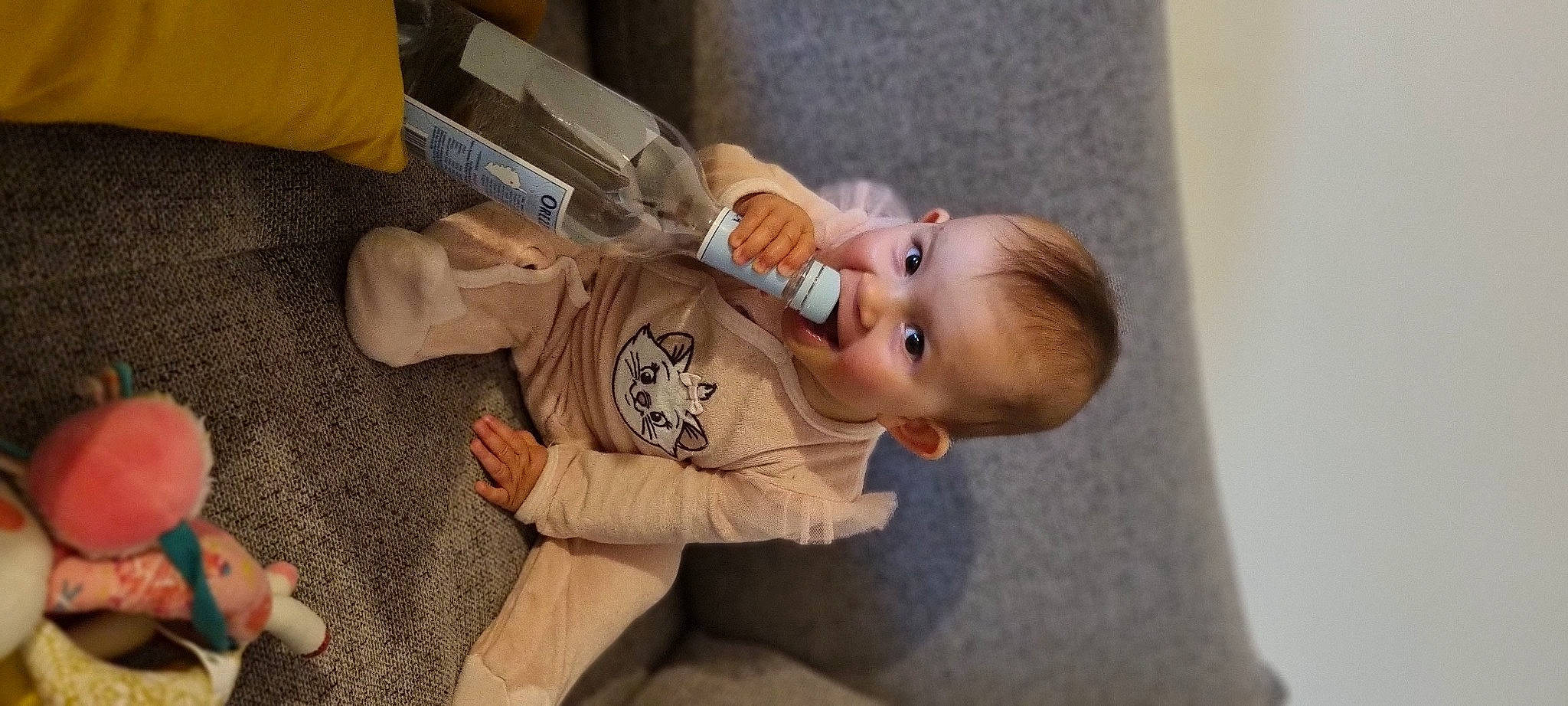 Serena participe au concours pour gagner de l'argent avec cette photo : baby, baby_products, baby_toddler_clothing, chair, child, comfort, finger, flooring, fur, hardwood, person, room, sitting, sleeve, suit, toddler, vertebrate, wood