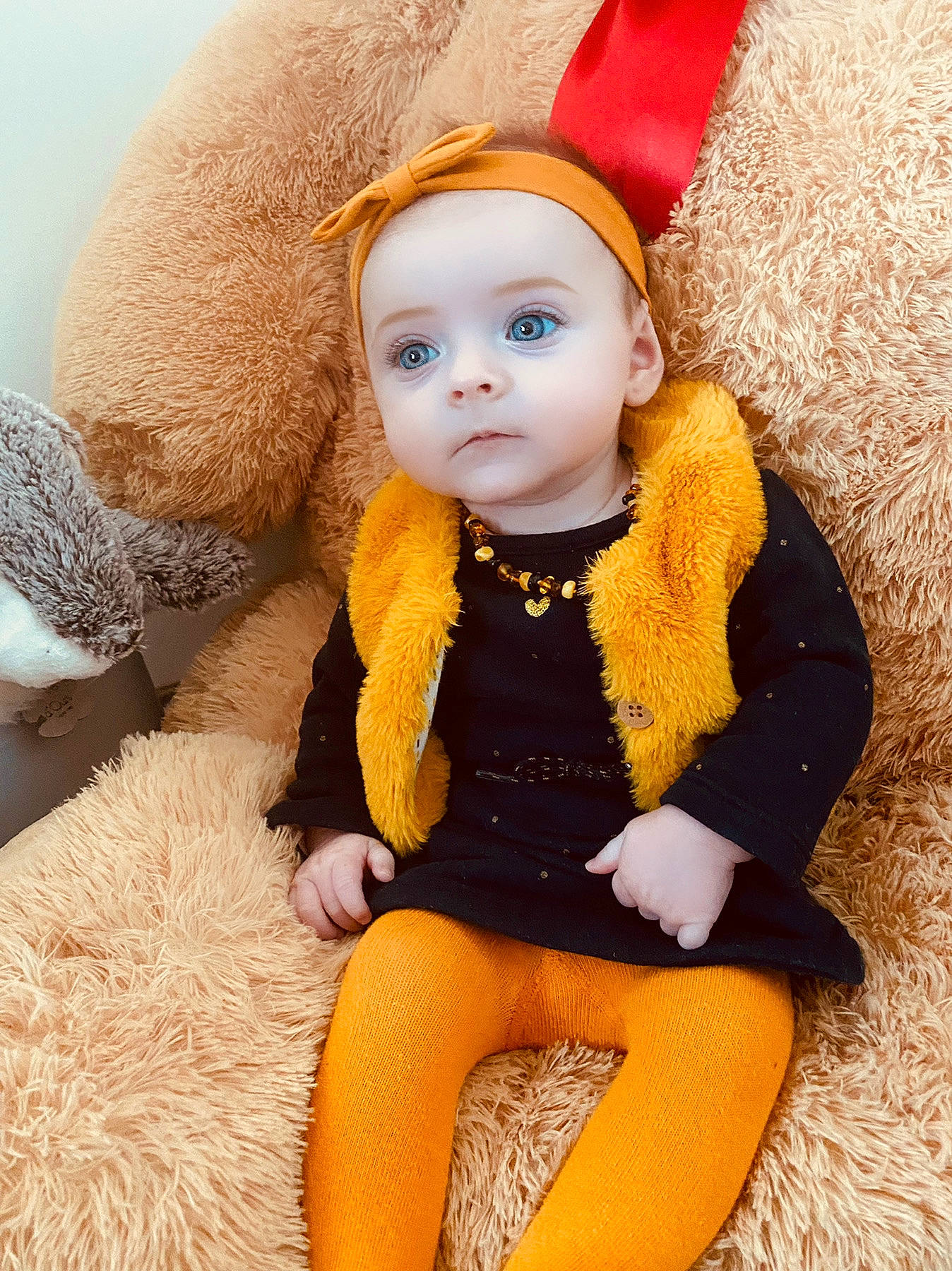 Luisa a rejoint le concours — aidez-le/la à gagner de superbes lots ! arm, baby_toddler_clothing, clothing, costume_hat, doll, dress, eye, fawn, head, headgear, human_body, iris, jewellery, long_hair, outerwear, person, skin, sleeve, thigh, toy