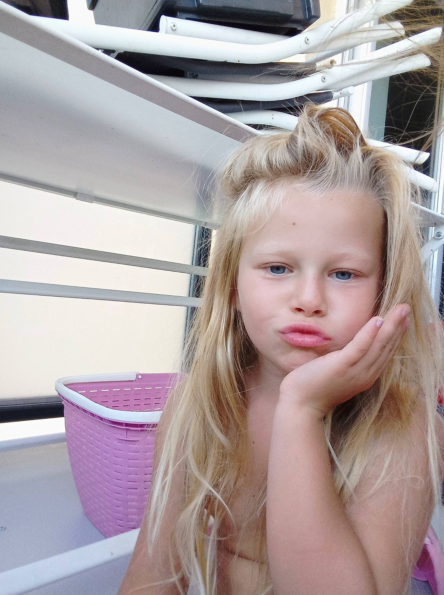 Sahonna a rejoint le concours — aidez-le/la à gagner de superbes lots ! bangs, blond, brown_hair, chair, event, eyebrow, eyelash, fashion_accessory, flash_photography, fun, happy, iris, layered_hair, leisure, lip, long_hair, person, sitting, skin, surfer_hair