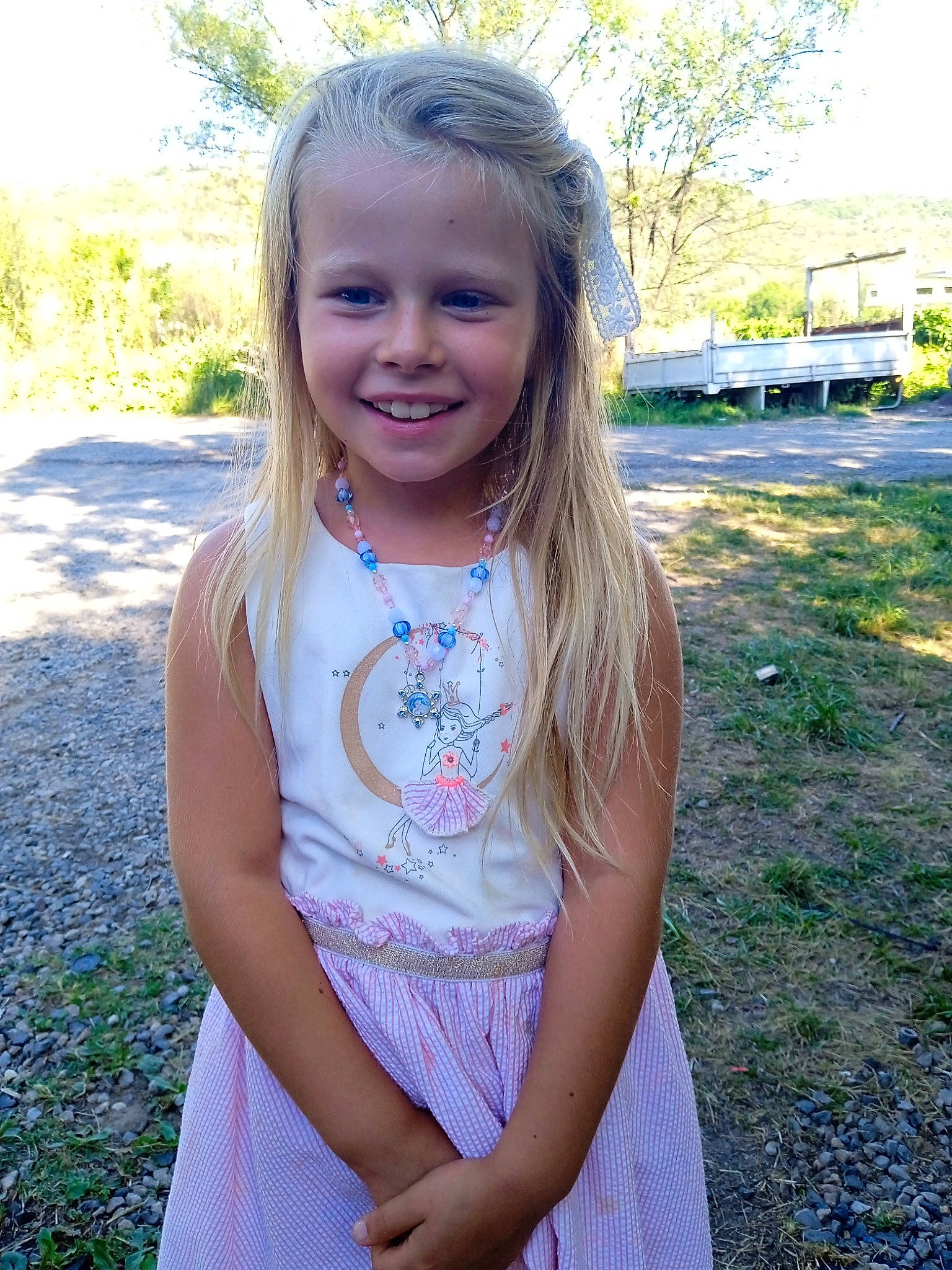 Sahonna a rejoint le concours — aidez-le/la à gagner de superbes lots ! botany, day_dress, dress, electric_blue, eye, face, fun, grass, grass_family, hair, happy, head, iris, joy, leisure, neck, people_in_nature, person, plant, smile