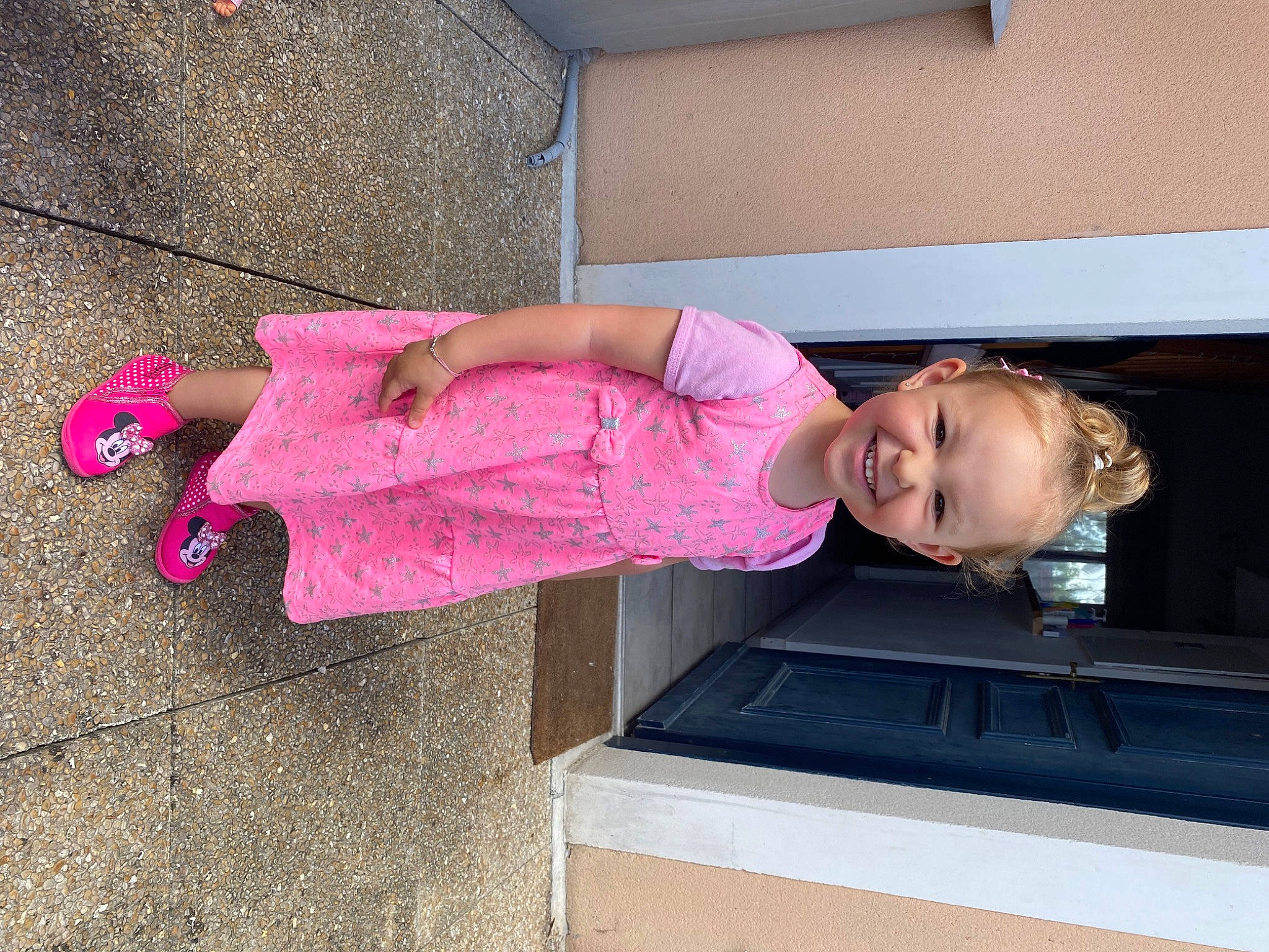 Mélina participe au concours pour gagner de l'argent avec cette photo : automotive_exterior, baby_toddler_clothing, child, concrete, fun, hat, house, human_leg, joy, leisure, magenta, person, pink, road_surface, smile, standing, thigh, tints_and_shades, toddler, vacation