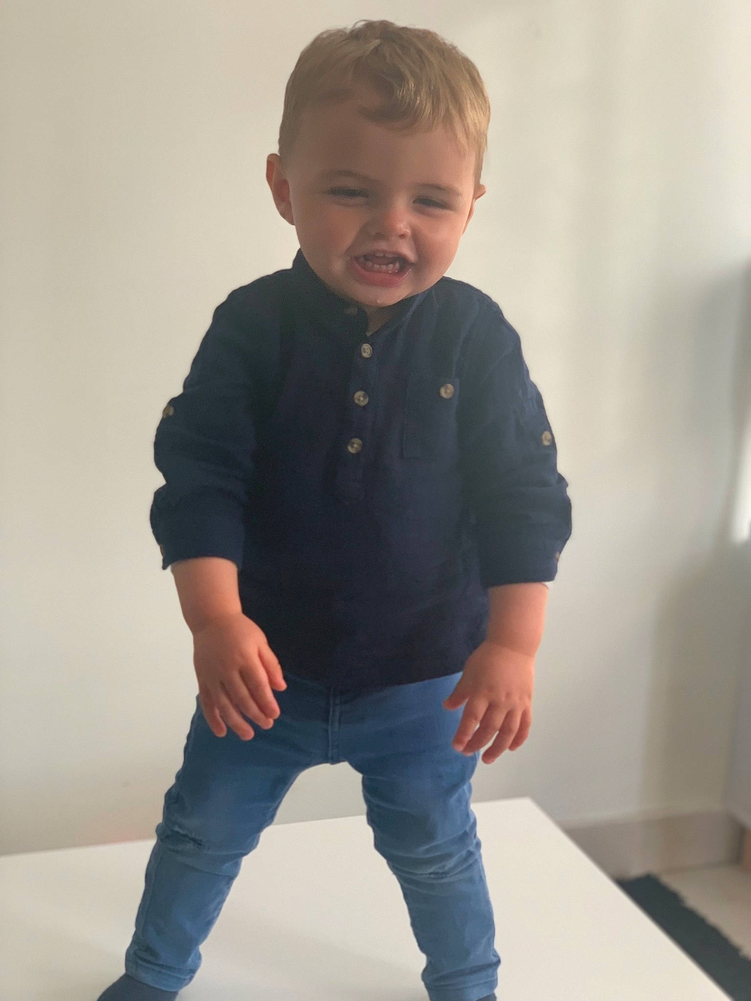 Lywen a rejoint le concours — aidez-le/la à gagner de superbes lots ! arm, baby, blue, cheek, child, child_model, denim, jeans, leg, neck, outerwear, person, shoe, sitting, sleeve, standing, t_shirt, toddler, top, trousers