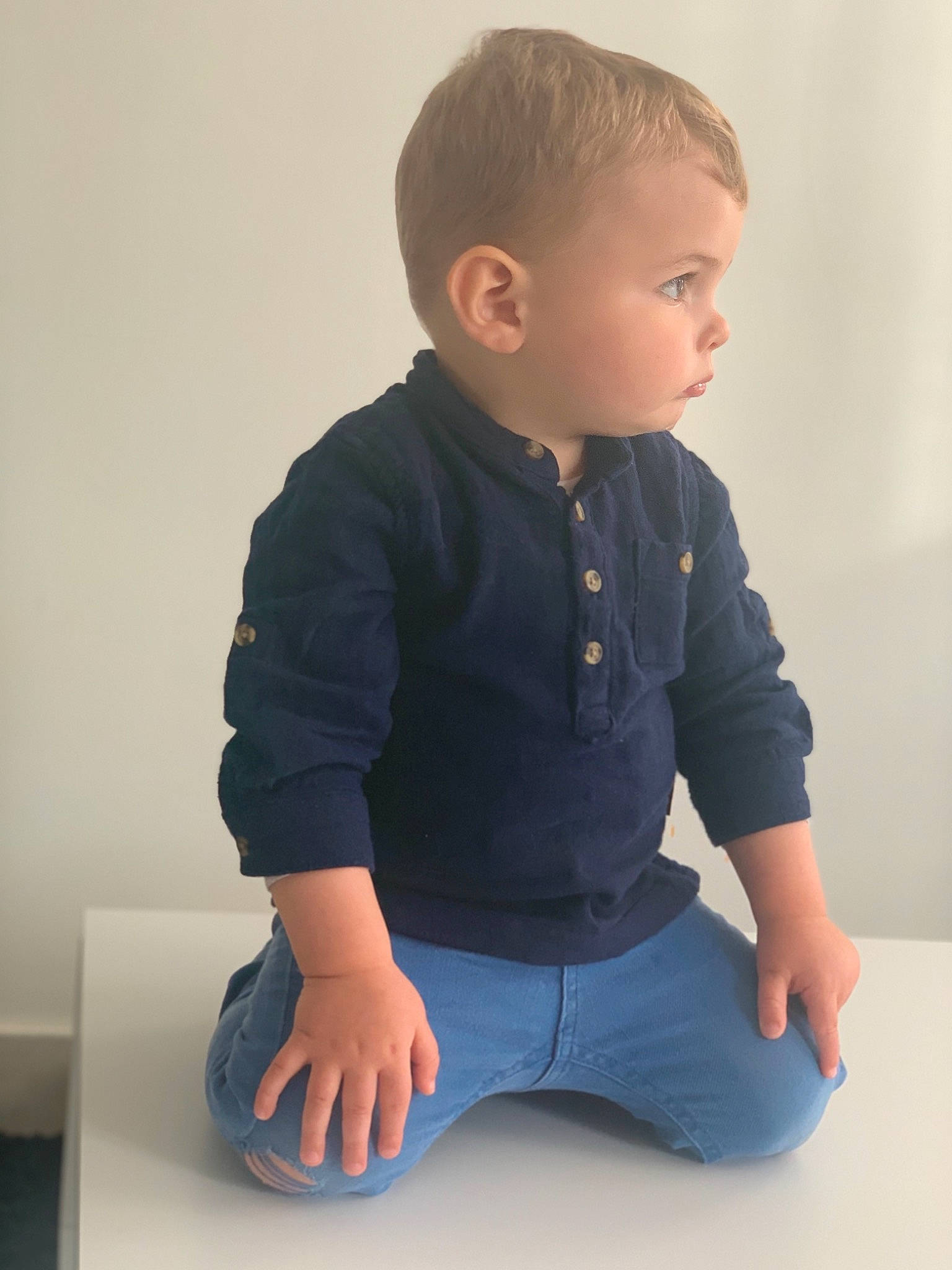 Lywen participe au concours pour gagner de l'argent avec cette photo : arm, baby, baby_toddler_clothing, blue, child, child_model, denim, jeans, joint, kneeling, leg, neck, outerwear, person, photography, sitting, sleeve, standing, stomach, t_shirt