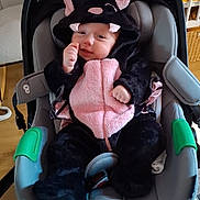 Maxence a rejoint le concours — aidez-le/la à gagner de superbes lots ! animal, baby, black, child, clothing, costume, cute, expression, face, furniture, hood, indoor, infant, person, pink, playful, seat, soft, stroller, wheel