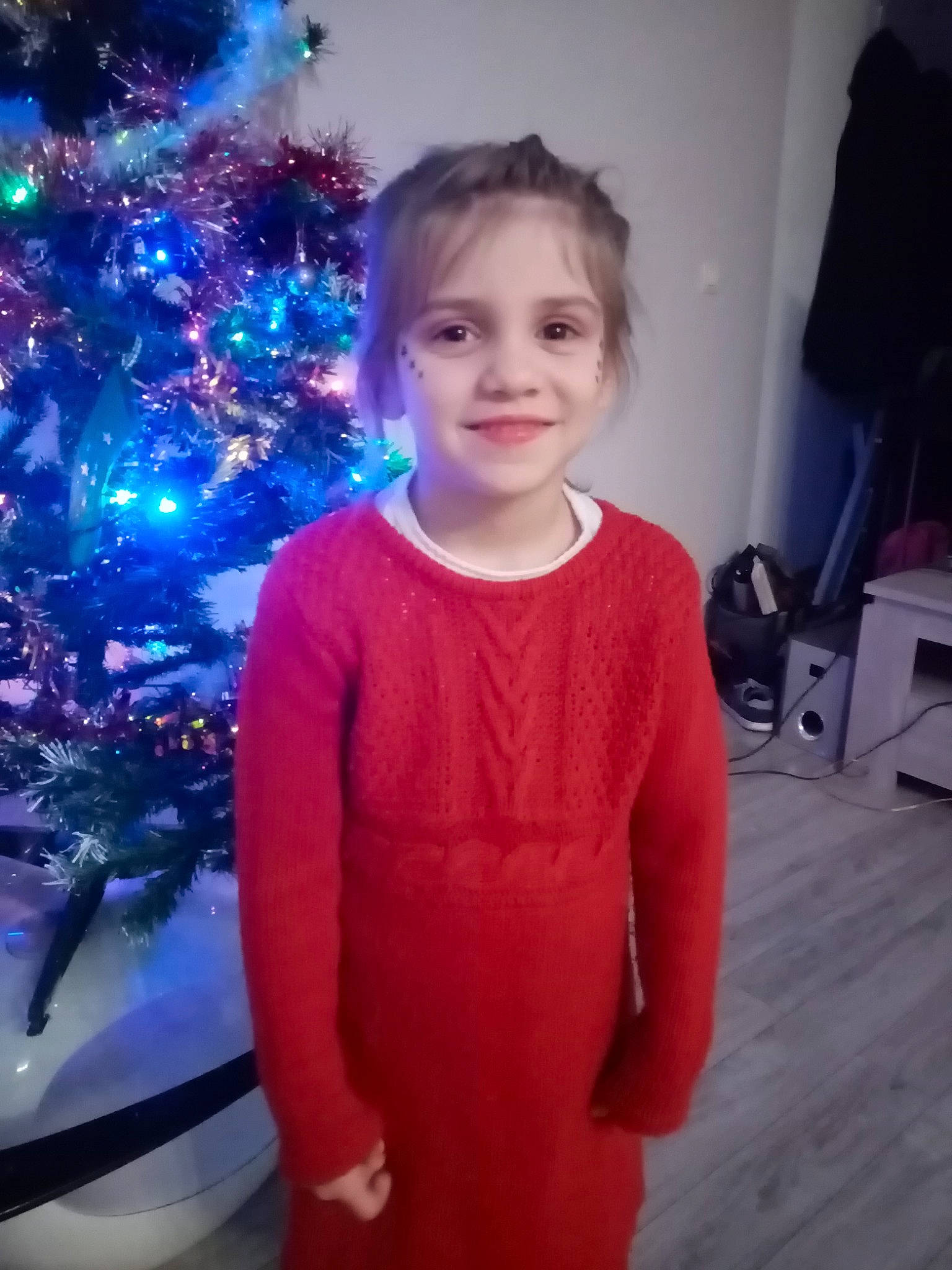 Maeva a rejoint le concours — aidez-le/la à gagner de superbes lots ! blue, child, christmas, cool, dress, electric_blue, face, fun, head, iris, joy, neck, outerwear, person, shoulder, sleeve, smile, snapshot, space, standing