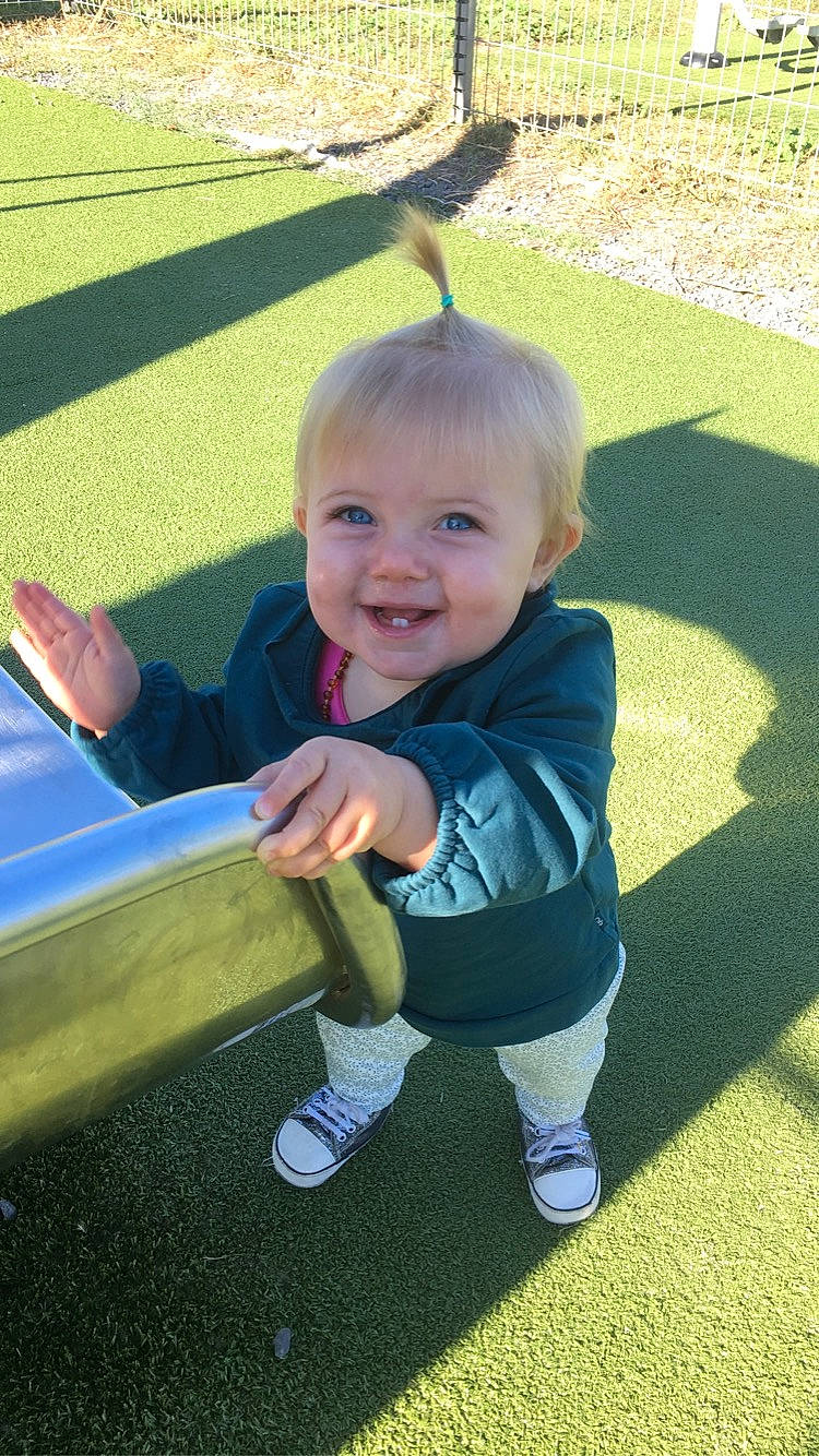 Lilie a rejoint le concours — aidez-le/la à gagner de superbes lots ! baby, baby_toddler_clothing, beauty, child, face, facial_expression, fun, grass, grass_family, happy, head, joy, lawn, leaf, leisure, person, plant, recreation, sleeve, smile