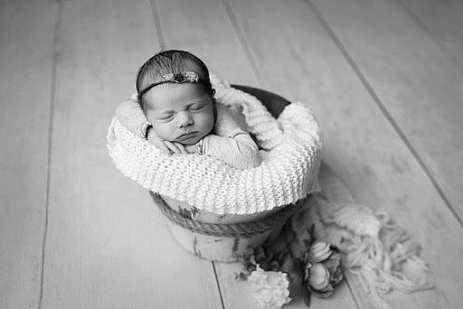 Lilie a rejoint le concours — aidez-le/la à gagner de superbes lots ! baby, baby_products, baby_toddler_clothing, black_and_white, child, comfort, flash_photography, flooring, grass, happy, hardwood, human, leg, monochrome, monochrome_photography, person, room, stock_photography, style, toddler