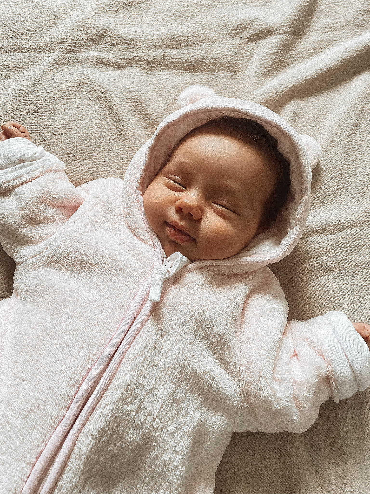 Iris a rejoint le concours — aidez-le/la à gagner de superbes lots ! baby, baby_products, baby_sleeping, baby_toddler_clothing, cheek, child, collar, comfort, face, gesture, happy, linens, lip, nose, outerwear, person, skin, sleeve, smile, thumb