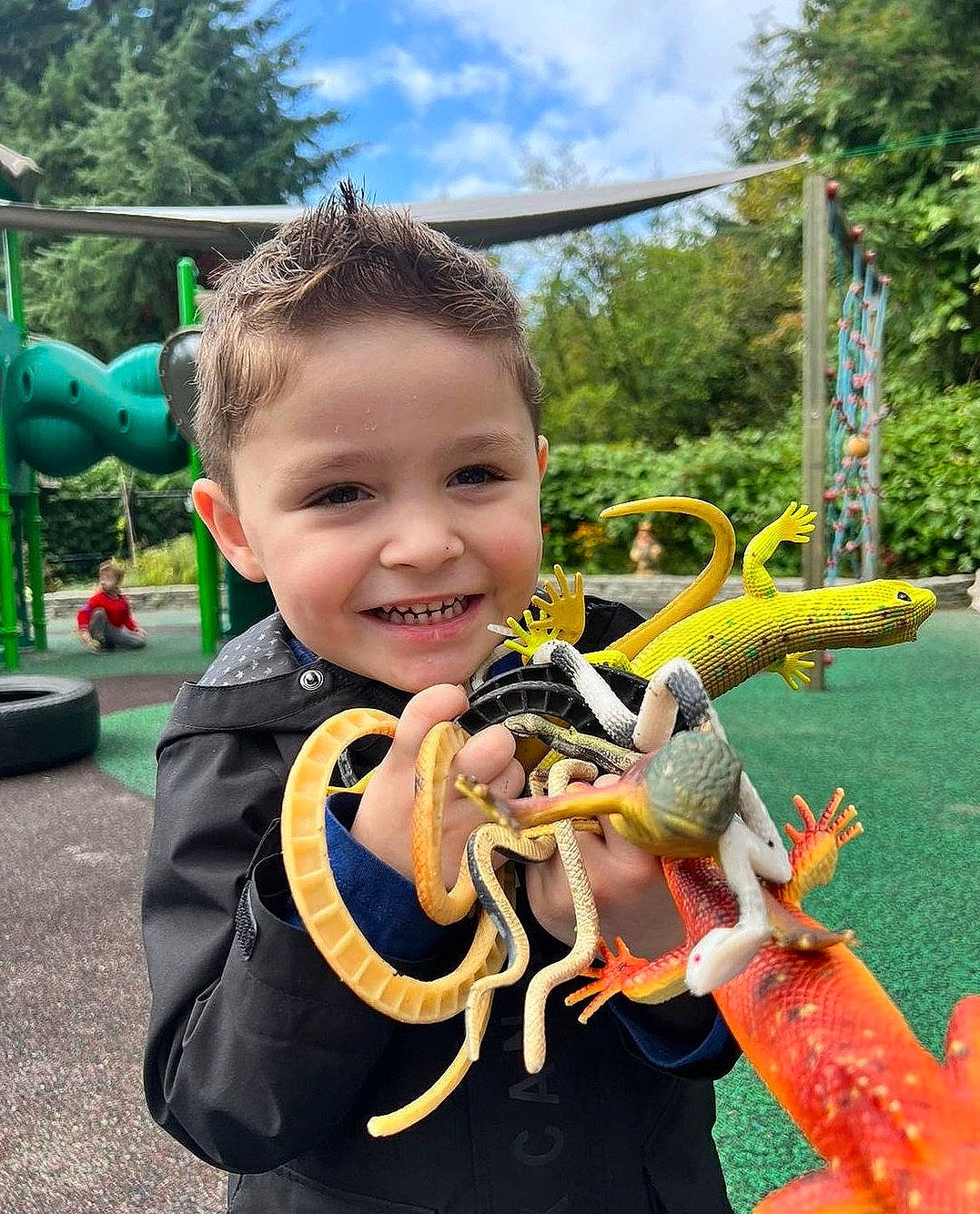 Kian is registered to the contest to win money with this photo: arthropod, city, cloud, event, fun, grass, happy, human_settlement, insect, joy, leisure, person, plant, recreation, reptile, sky, smile, terrestrial_plant, toddler, toy