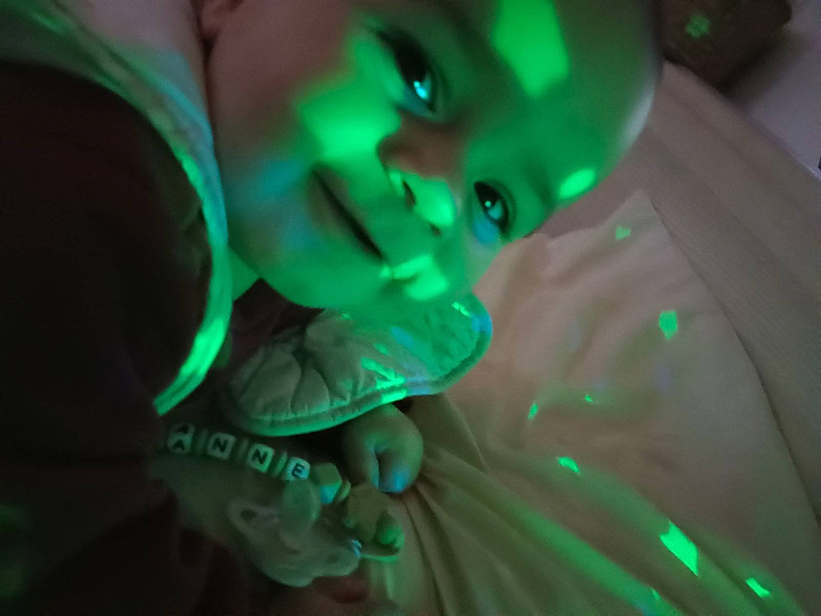 Jeanne participe au concours pour gagner de l'argent avec cette photo : baby, christmas, christmas_ornament, darkness, event, fictional_character, fun, grass, green, happy, holiday, macro_photography, night, organism, person, plant, room, toddler, tree, visual_effect_lighting