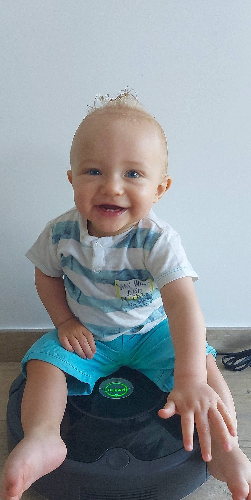 Maxence participe au concours pour gagner de l'argent avec cette photo : azure, baby, baby_toddler_clothing, cheek, chin, eye, finger, flash_photography, happy, human_body, iris, joint, joy, knee, leg, person, product, skin, sleeve, smile