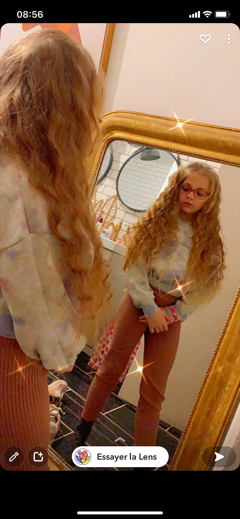 Leeloo a rejoint le concours — aidez-le/la à gagner de superbes lots ! blond, brown_hair, eyewear, fashion_design, fawn, flash_photography, flooring, fun, fur_clothing, hairstyle, human_leg, knee, leg, long_hair, person, shoulder, street_fashion, textile, thigh, waist