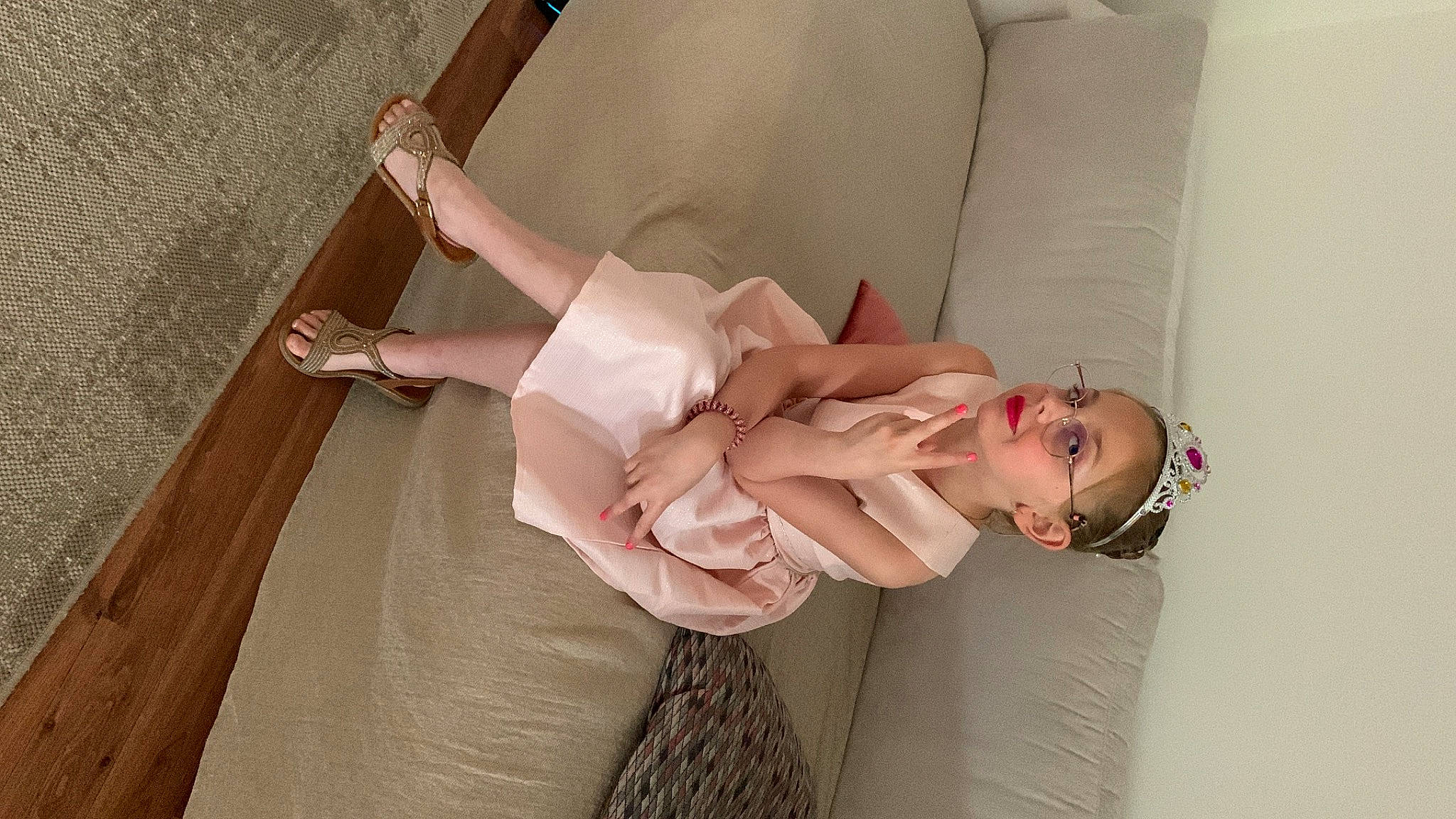 Leeloo a rejoint le concours — aidez-le/la à gagner de superbes lots ! comfort, elbow, fashion_design, finger, flash_photography, flesh, foot, hand, human_leg, jewellery, knee, leg, peach, person, pink, room, sitting, thigh, waist, wood