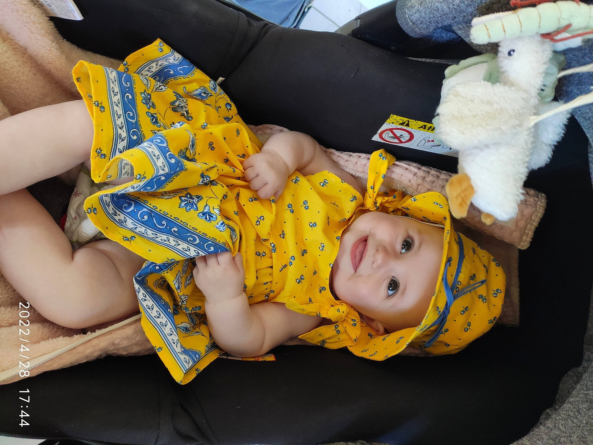 Eleanore participe au concours pour gagner de l'argent avec cette photo : baby, baby_products, baby_safety, baby_toddler_clothing, child, comfort, fun, happy, headwear, human_leg, joy, lap, leg, linens, nail, pattern, person, room, sitting, smile