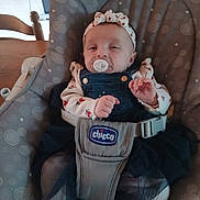 Roxanne a rejoint le concours — aidez-le/la à gagner de superbes lots ! baby, infant, pacifier, headband, baby_seat, clothing, denim, tights, indoor, furniture, cushion, pattern, baby_girl, sleepy, cute, child, seatbelt, toddler, hand, face