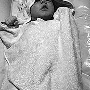 Isaac a rejoint le concours — aidez-le/la à gagner de superbes lots ! baby, infant, hooded_towel, towel, blanket, portrait, black_and_white, monochrome, sleeping, lying_down, cute, hand, face, eyes_closed, soft_texture, bath_time, changing_pad, bed, wrapped, cozy