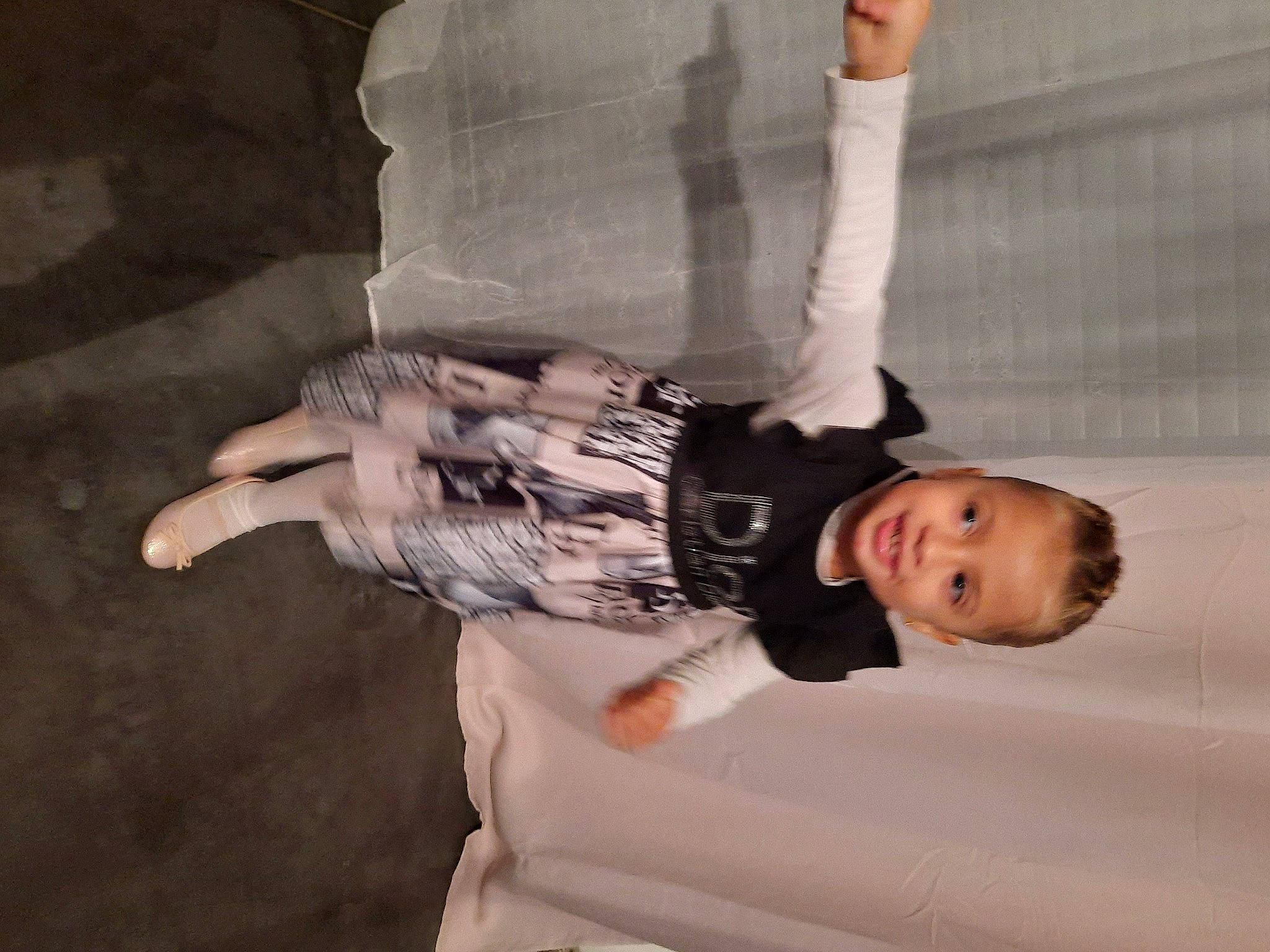 Melya participe au concours pour gagner de l'argent avec cette photo : child, comfort, elbow, flash_photography, fun, gesture, happy, human_leg, joy, knee, person, sitting, sleeve, smile, suit, thumb, toddler, tree, wood, wrist