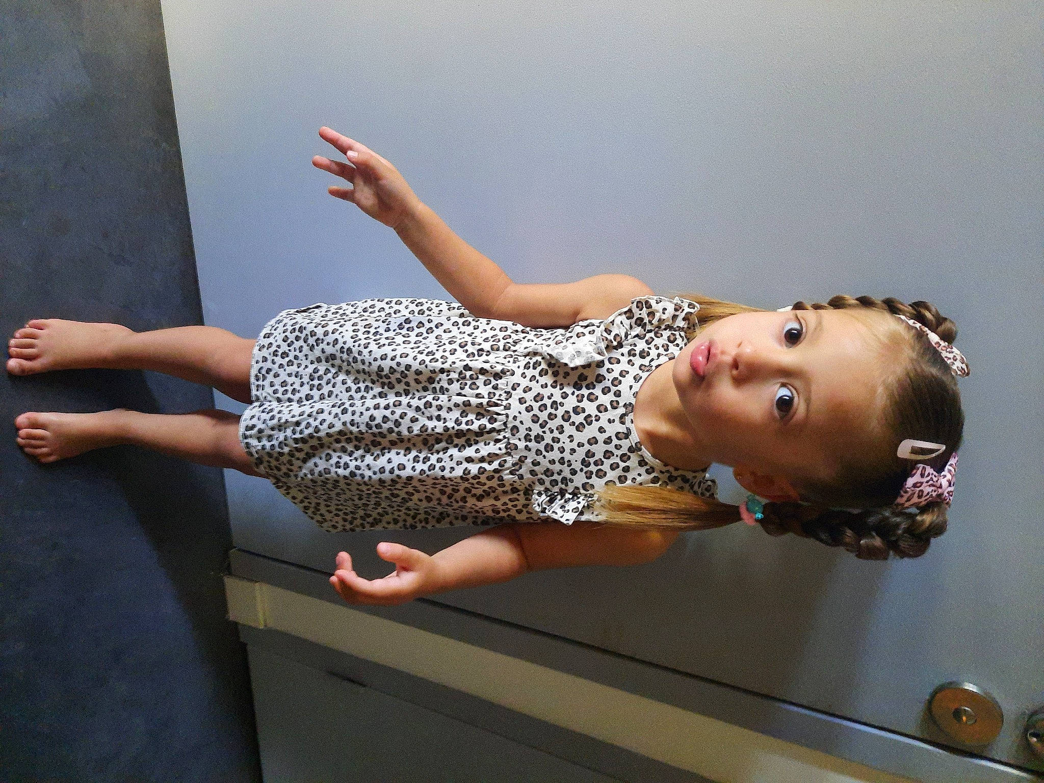 Melya a rejoint le concours — aidez-le/la à gagner de superbes lots ! blond, elbow, eyelash, fashion_design, finger, flash_photography, fun, gesture, hand, happy, human_leg, joint, knee, person, shoulder, sleeve, thigh, trunk, waist, wood