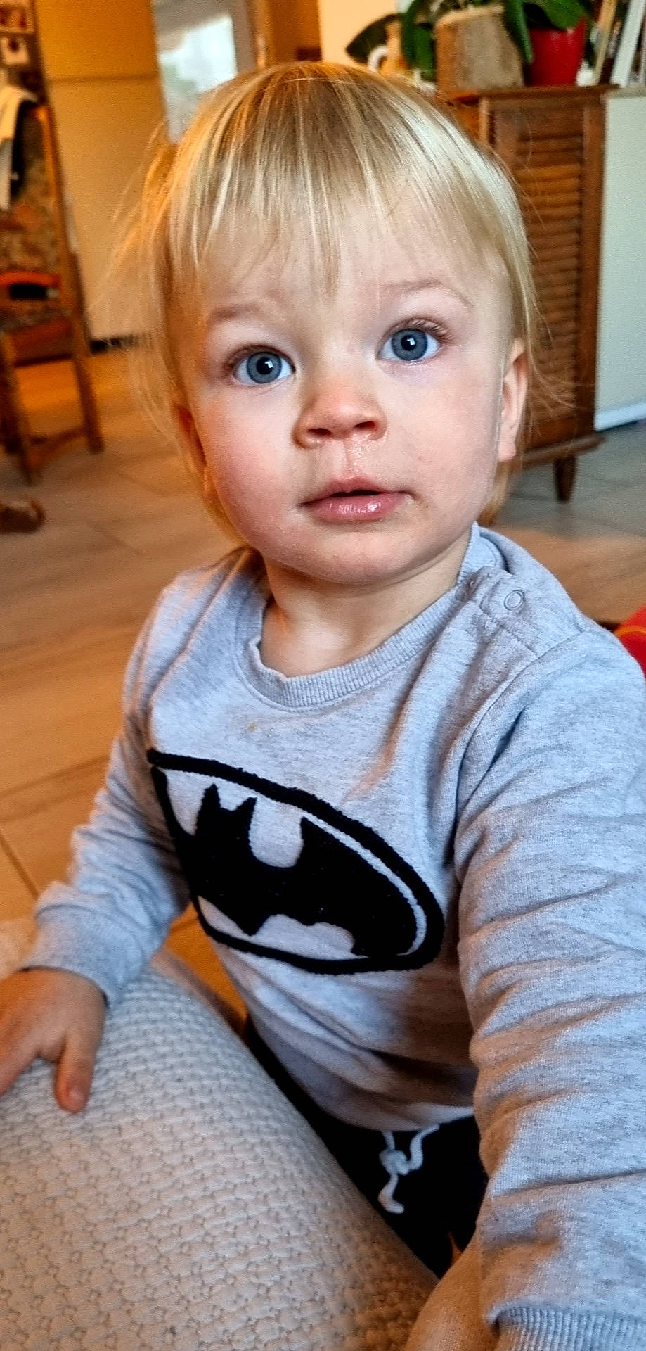 Luciano participe au concours pour gagner de l'argent avec cette photo : baby_toddler_clothing, blue, cheek, child, cool, eyelash, facial_expression, flooring, hairstyle, lip, mouth, neck, nose, person, skin, sleeve, spider_man, standing, surprise, t_shirt