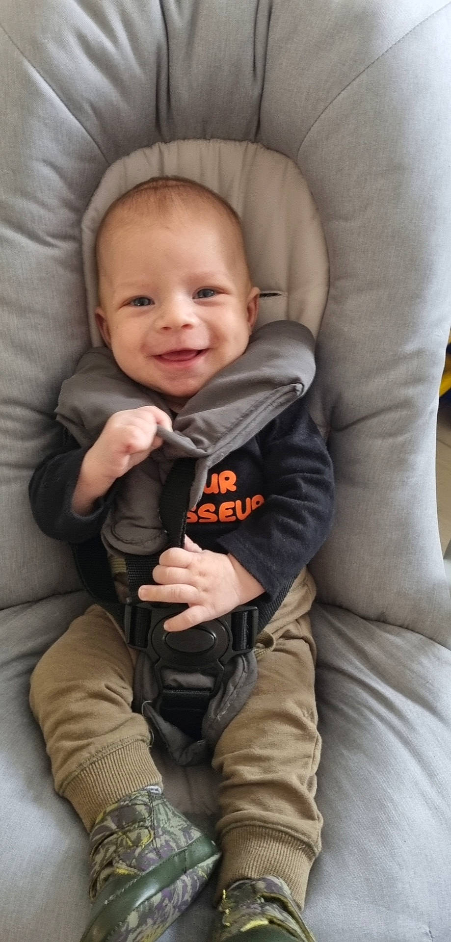 Luciano a rejoint le concours — aidez-le/la à gagner de superbes lots ! baby, baby_toddler_clothing, cheek, clothing, comfort, eye, face, finger, gesture, head, joy, mammal, nose, outerwear, person, product, skin, sleeve, smile, textile