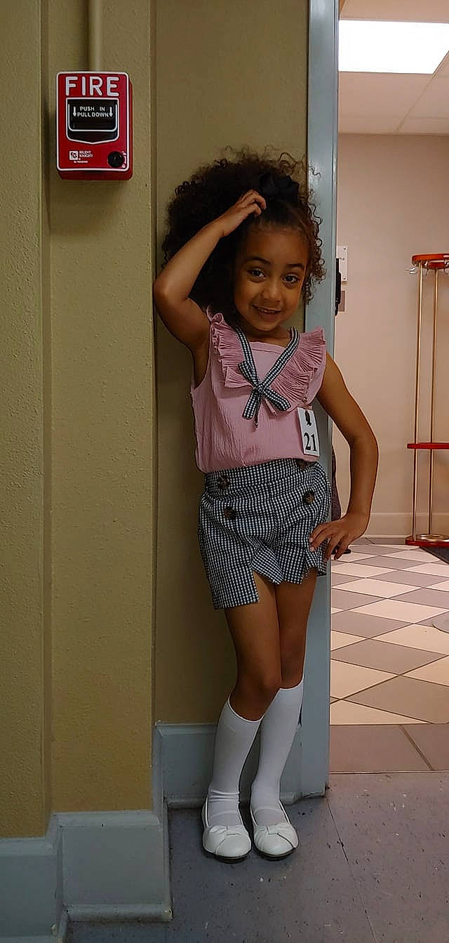 Haélyn is registered to the contest to win money with this photo: abdomen, black_hair, child_model, clothing, fashion, footwear, hip, human_leg, joint, joy, knee, leg, person, pink, shoulder, thigh, tights, trunk, waist