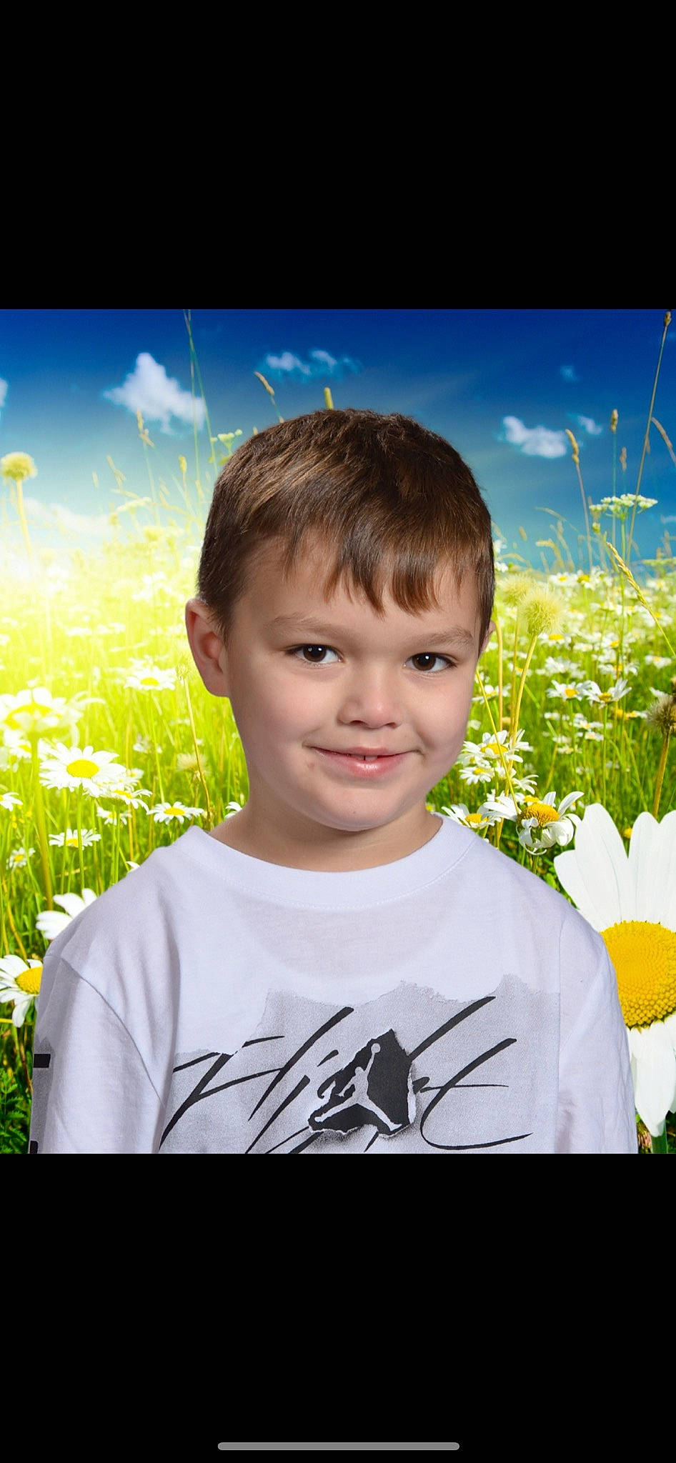 Brysin is registered to the contest to win money with this photo: cloud, electric_blue, flash_photography, flower, flowering_plant, fun, grass, grassland, happy, joy, meadow, natural_landscape, people_in_nature, person, petal, plant, sky, sleeve, smile, t_shirt