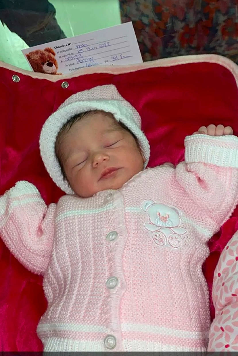 Kate a rejoint le concours — aidez-le/la à gagner de superbes lots ! baby, baby_products, baby_sleeping, baby_toddler_clothing, bedtime, cap, carmine, cheek, child, comfort, knit_cap, linens, nap, person, pink, product, room, skin, sleep, sleeve