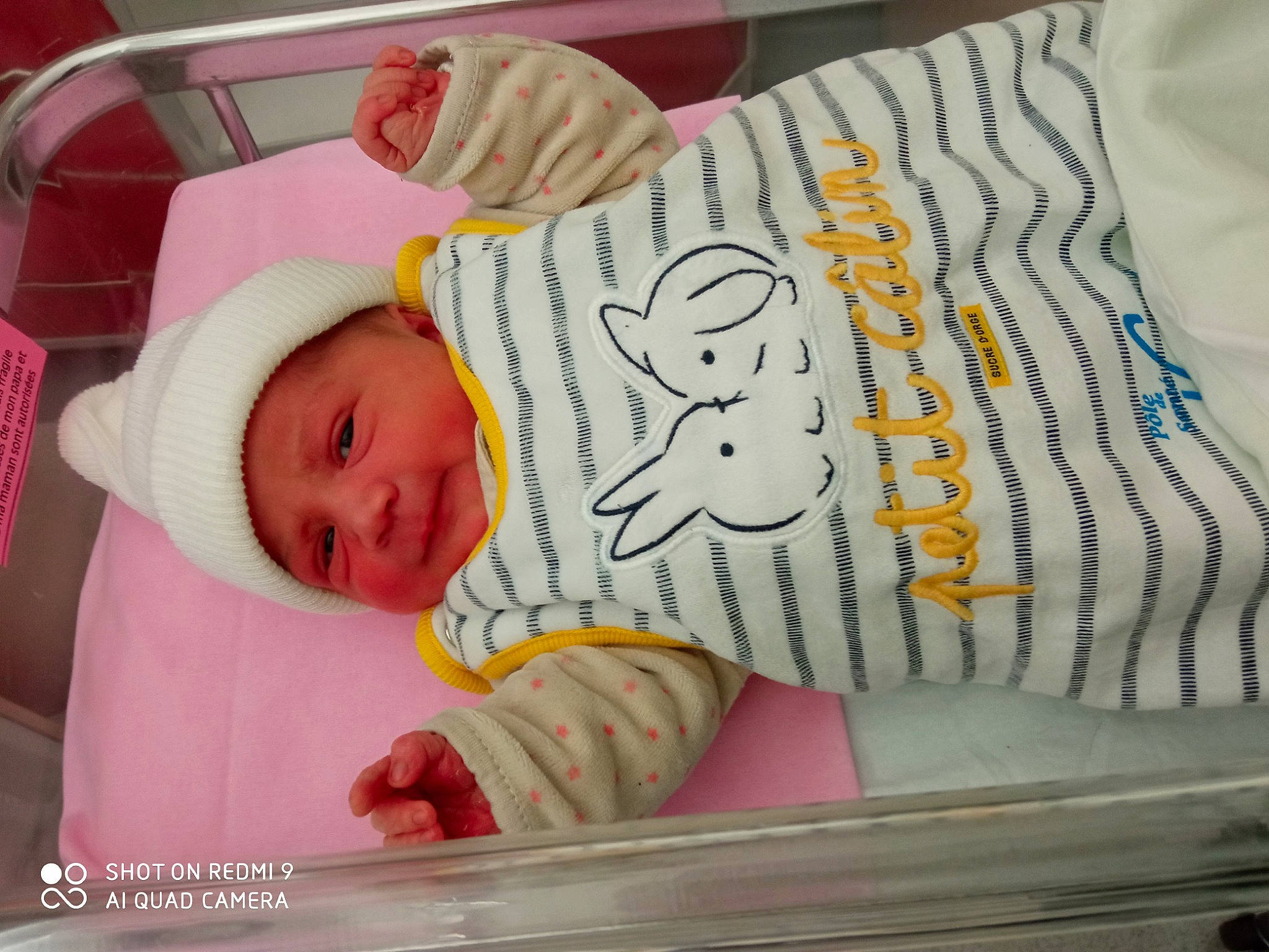 Gabriella a rejoint le concours — aidez-le/la à gagner de superbes lots ! baby, baby_products, baby_safety, baby_sleeping, baby_toddler_clothing, bed, bedding, bedtime, child, comfort, headgear, headwear, infant_bed, linens, nap, pattern, person, room, skin, sleep