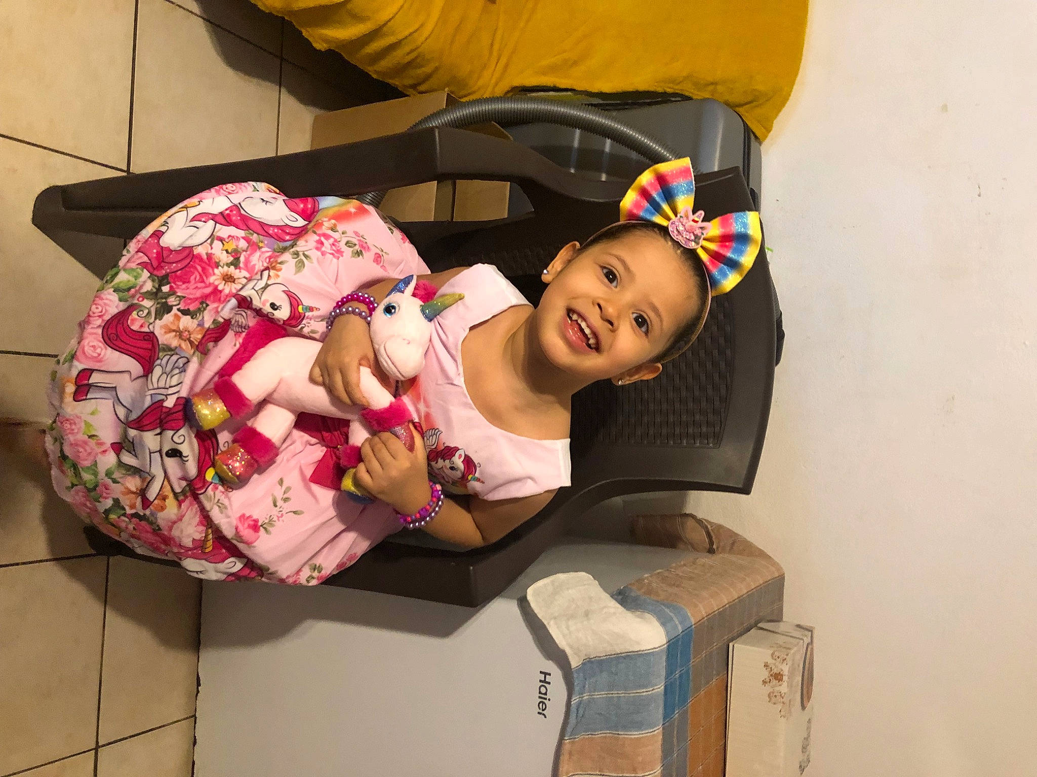 Melyana participe au concours pour gagner de l'argent avec cette photo : baby, baby_products, baby_toddler_clothing, box, cardboard, carton, child, comfort, fashion_accessory, fun, happy, headgear, joy, packing_materials, person, play, room, shipping_box, sitting, smile