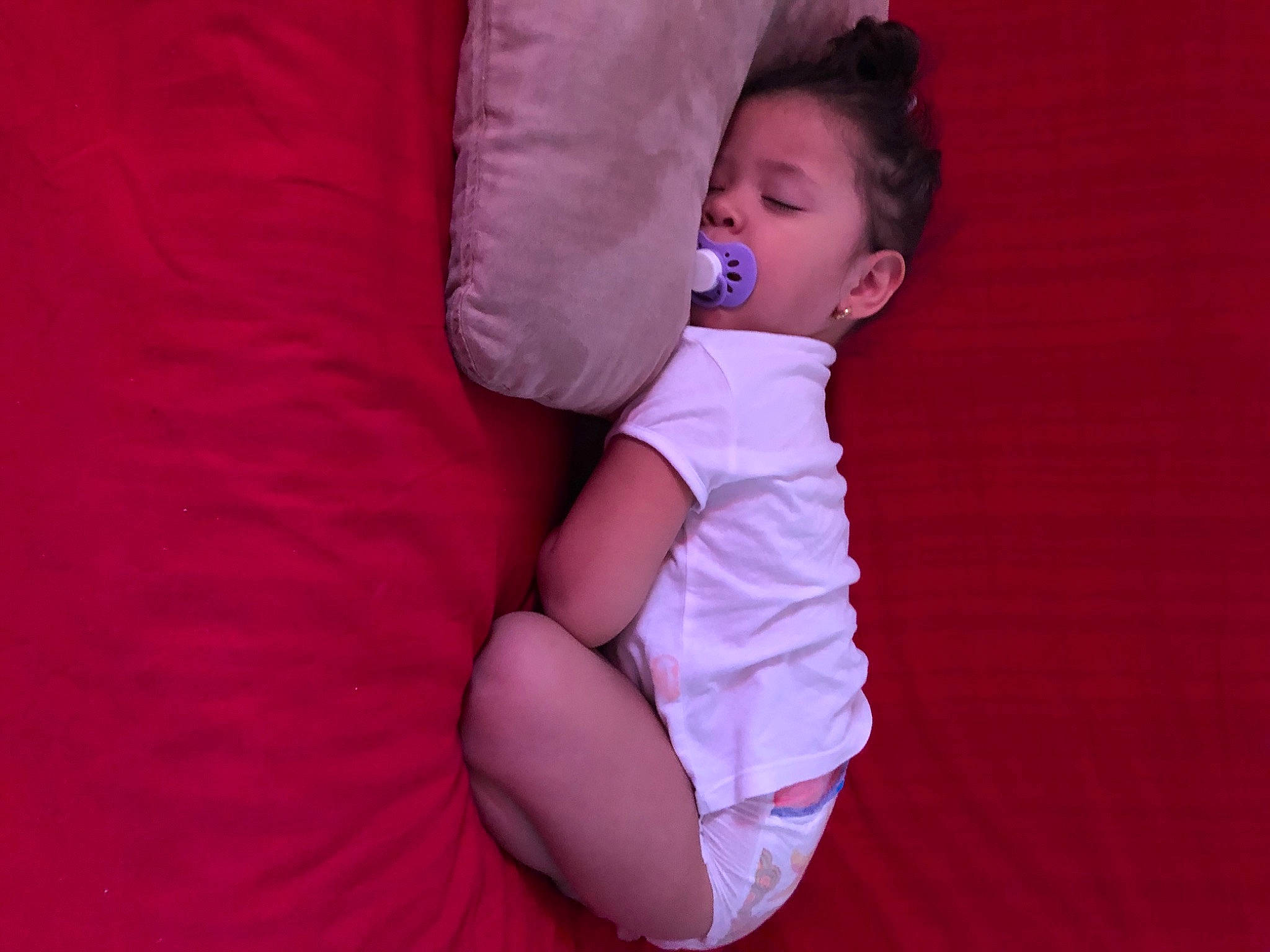 Melyana a rejoint le concours — aidez-le/la à gagner de superbes lots ! baby, baby_toddler_clothing, carmine, comfort, elbow, electric_blue, finger, flash_photography, gesture, happy, human_leg, magenta, pattern, person, pink, purple, sitting, sleeve, thigh, toddler