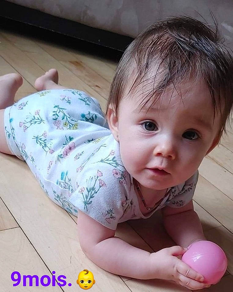 Leah a rejoint le concours — aidez-le/la à gagner de superbes lots ! baby, baby_toddler_clothing, ball, cheek, child, comfort, finger, floor, flooring, fun, hand, happy, hardwood, nail, nose, person, skin, sleeve, thumb, toddler