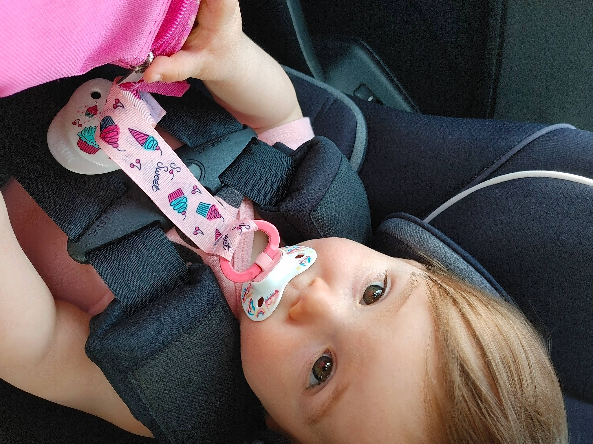 Leah a rejoint le concours — aidez-le/la à gagner de superbes lots ! auto_part, baby, comfort, dress, elbow, eyelash, gesture, glasses, hand, joint, lip, mouth, nail, neck, person, pink, skin, thigh, thumb, toddler