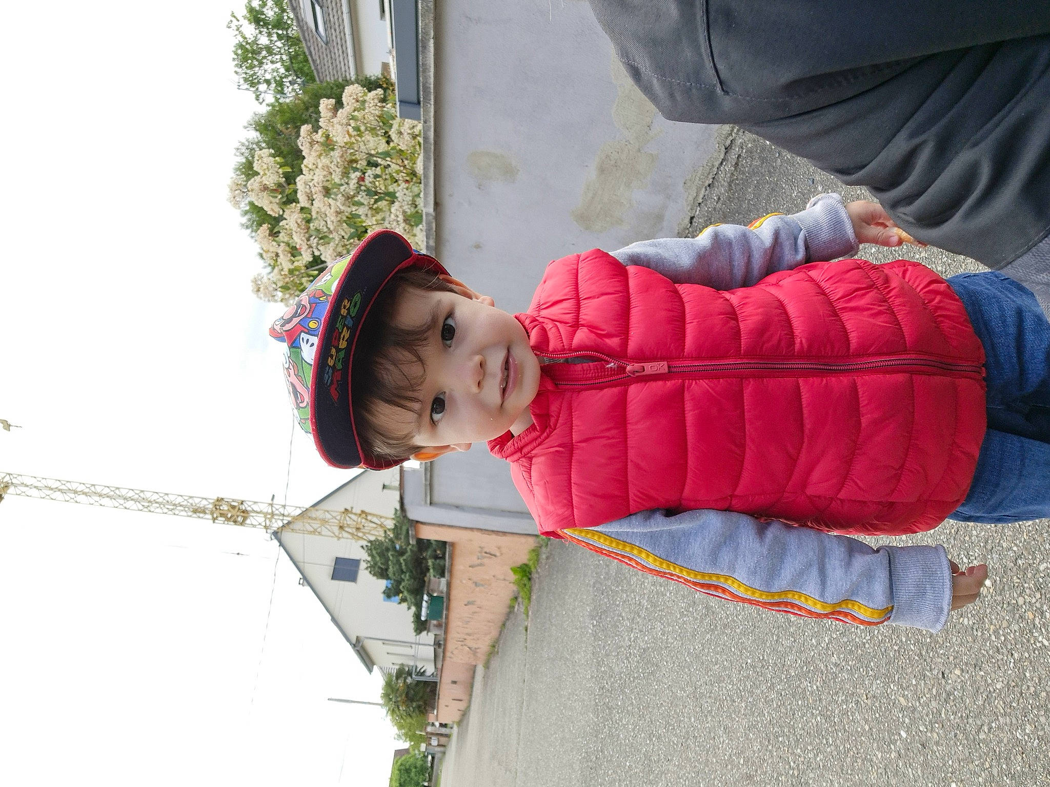 Swan a rejoint le concours — aidez-le/la à gagner de superbes lots ! baby, child, fun, grass, hat, leisure, magenta, person, plant, pole, recreation, sky, toddler, tree, window