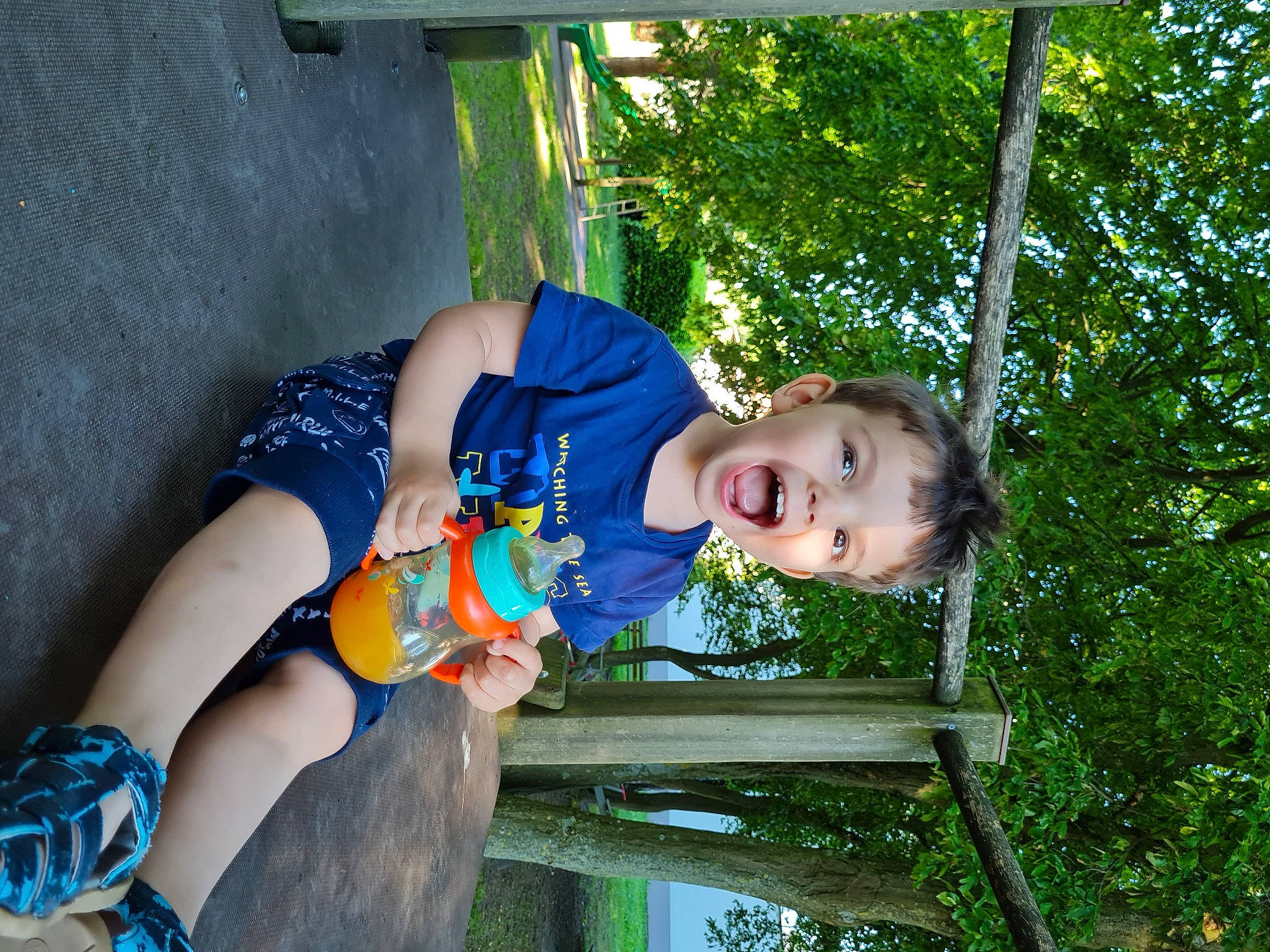 Swan participe au concours pour gagner de l'argent avec cette photo : baby_toddler_clothing, child, electric_blue, foot, fun, grass, happy, human_leg, knee, leisure, people_in_nature, person, plant, play, recreation, sandal, smile, t_shirt, thigh, toddler