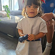 Cléa a rejoint le concours — aidez-le/la à gagner de superbes lots ! boy, casual, child, clothing, couch, curtains, floor, girl, hair, home, indoor, person, red_bows, smile, socks, sunlight, teenager, toddler, toy, window