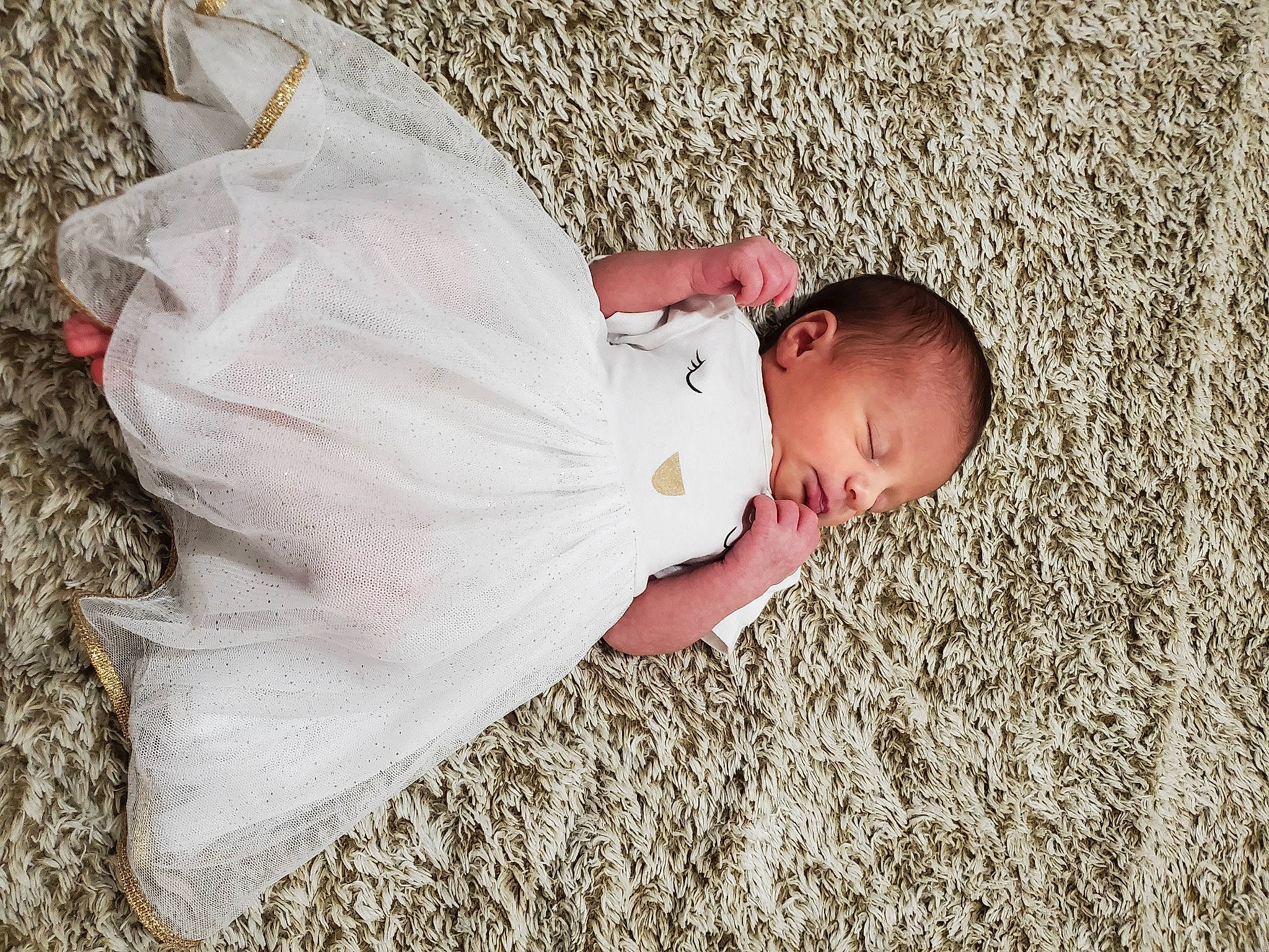 Myla participe au concours pour gagner de l'argent avec cette photo : baby, baby_products, baby_toddler_clothing, child, comfort, dress, fun, grass, leg, linens, pattern, people_in_nature, person, sitting, skin, sleep, sleeve, textile, toddler, tree