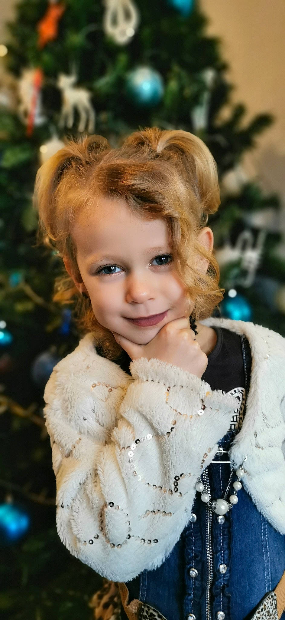 Mya participe au concours pour gagner de l'argent avec cette photo : beauty, blond, brown_hair, child, eyelash, face, fashion_accessory, fashion_design, fawn, fur, fur_clothing, hair, happy, iris, joy, lip, long_hair, people_in_nature, person, smile