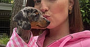 Belly participe au concours pour gagner de l'argent avec cette photo : affection, casual, closeup, cute, dachshund, dog, earrings, face, greenery, hand, love, nature, outdoor, pet, pink_clothing, pink_hoodie, portrait, puppy, tree, woman