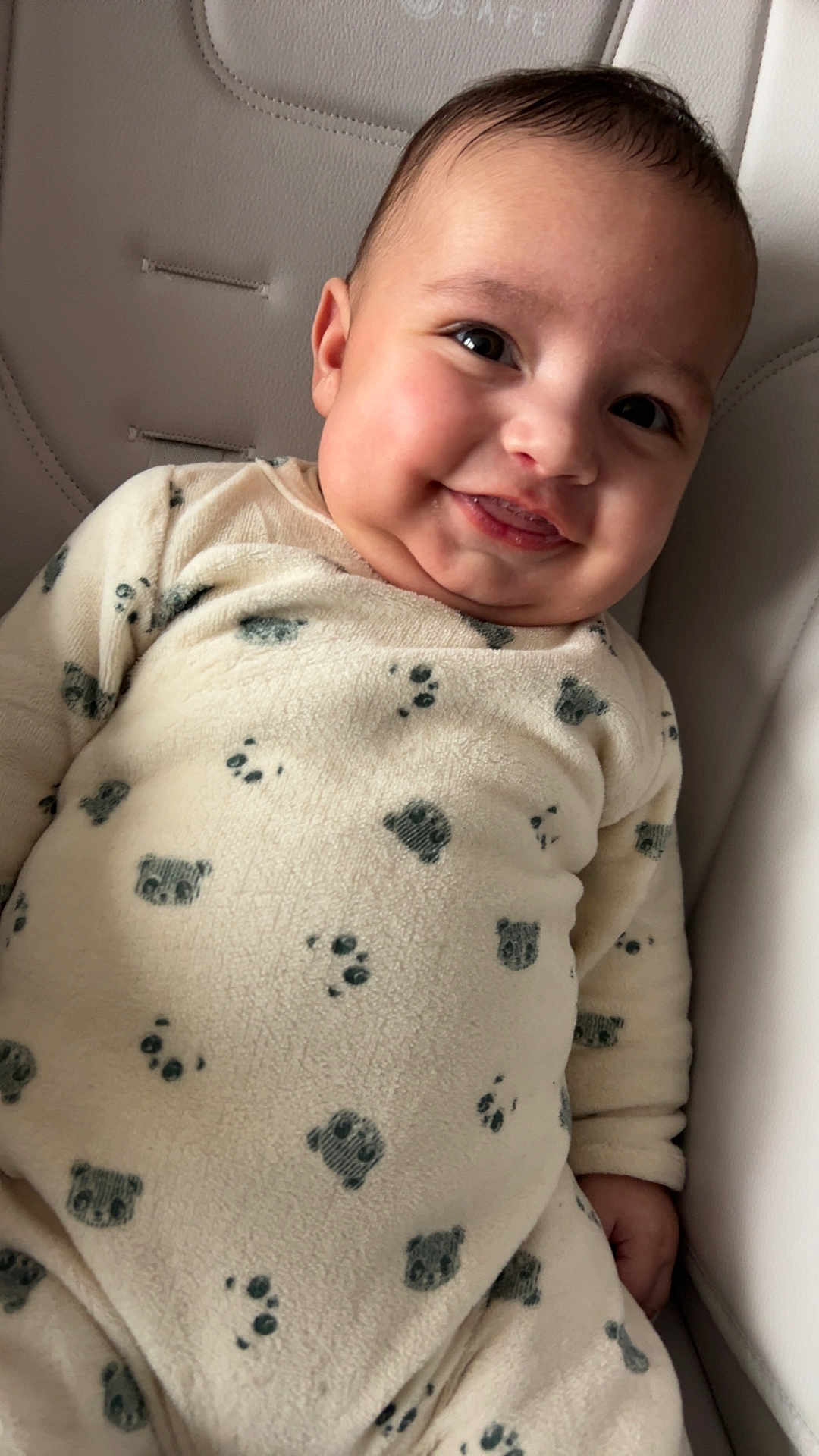 Ezra a rejoint le concours — aidez-le/la à gagner de superbes lots ! baby, infant, smile, onesie, bear_print, paw_print, cushion, seat, portrait, close_up, chubby_cheeks, hand, eyes, hair, skin, cozy, fabric, adorable, indoors, happy
