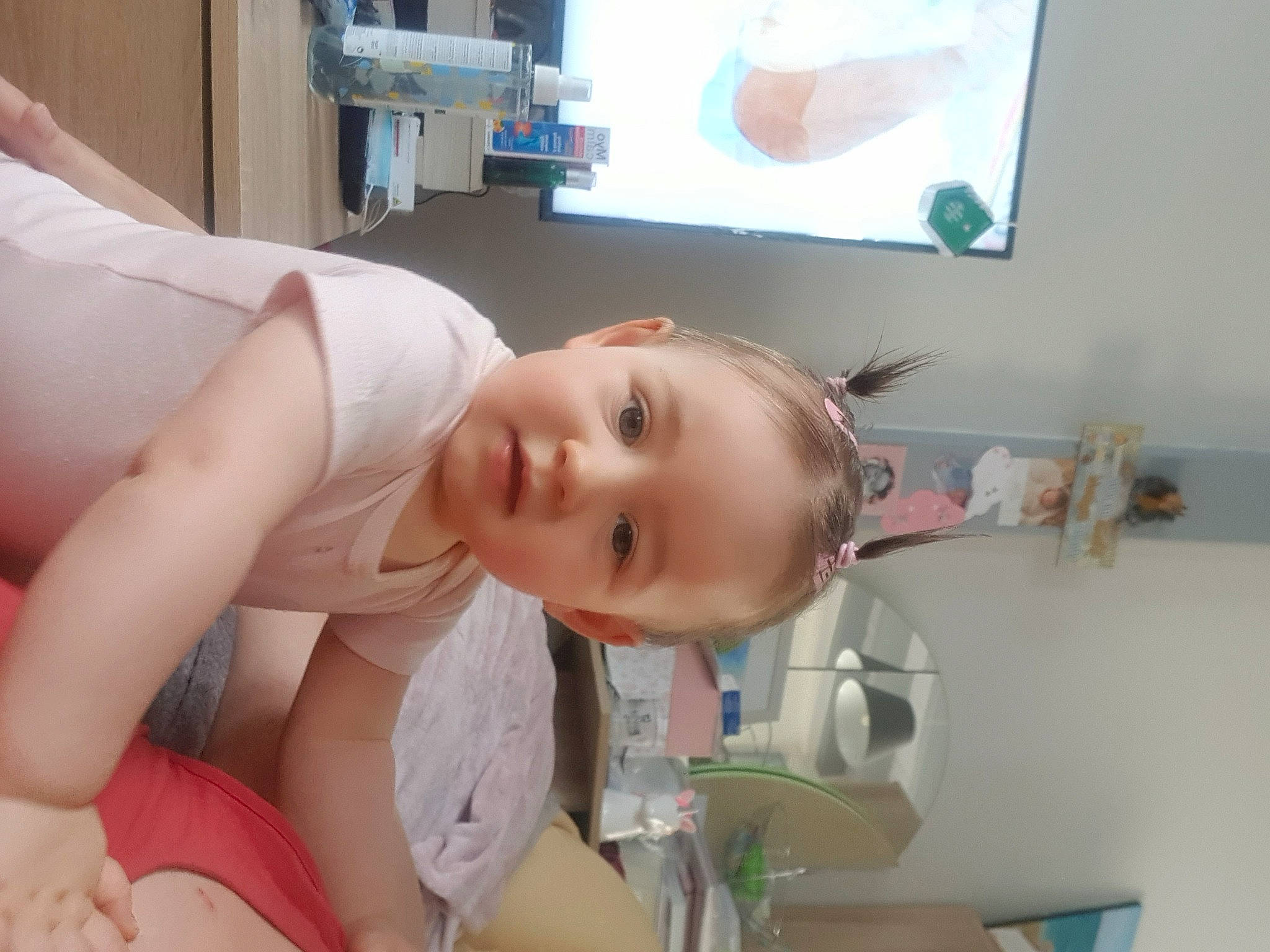 Emma participe au concours pour gagner de l'argent avec cette photo : abdomen, baby, bathing, blond, chest, ear, eyebrow, eyelash, happy, human_leg, joint, mouth, neck, person, room, shoulder, skin, smile, thigh, toddler