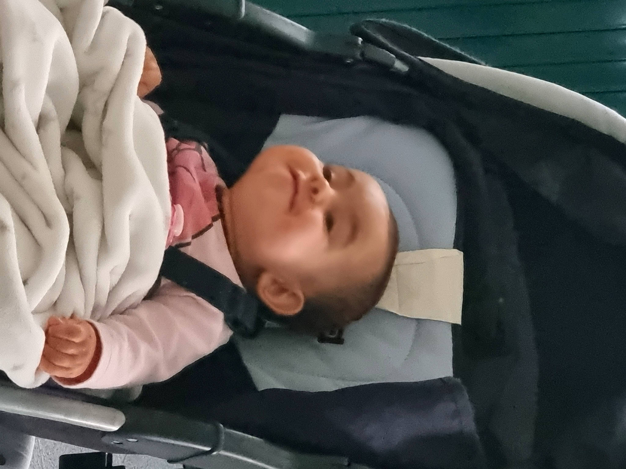 Alma a rejoint le concours — aidez-le/la à gagner de superbes lots ! baby, baby_carriage, baby_in_car_seat, baby_products, baby_safety, baby_sleeping, car_seat, cheek, child, comfort, fun, gesture, linens, nap, person, sleep, thumb, toddler, vehicle_door