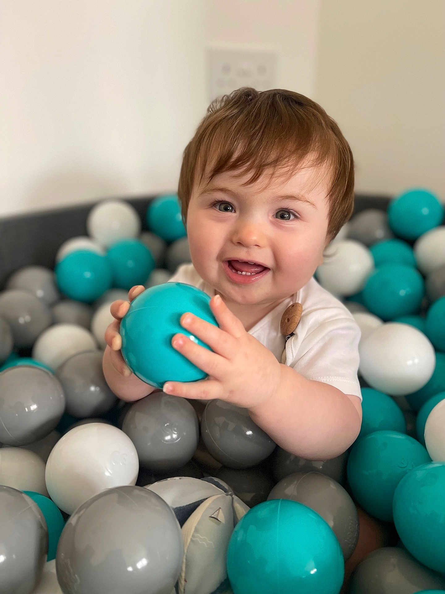 Luca is registered to the contest to win money with this photo: baby, ball, balloon, bodypart, face, finger, football, hand, happy, head, person, photography, portrait, sitting, smile, soccer, soccerball, sphere, sport, turquoise