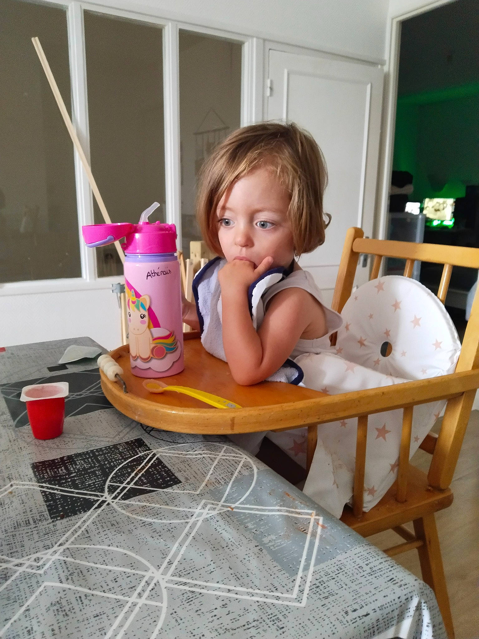 Athenais participe au concours pour gagner de l'argent avec cette photo : baby, baby_products, baby_toddler_clothing, chair, child, comfort, floor, flooring, fun, hardwood, house, household_supply, leisure, person, play, room, sitting, table, tableware, toddler