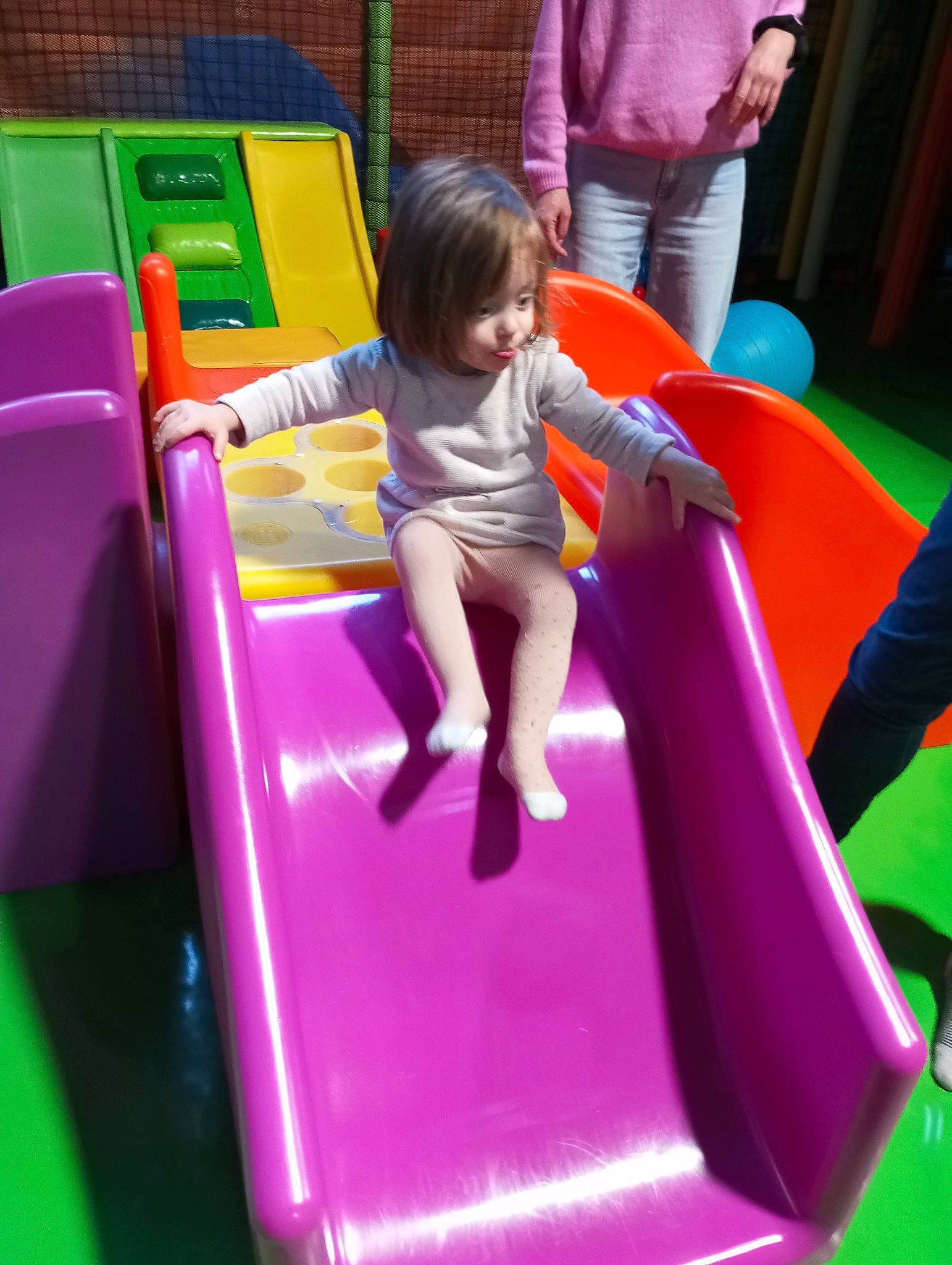 Athenais participe au concours pour gagner de l'argent avec cette photo : baby_toddler_clothing, child, chute, city, comfort, fun, leisure, magenta, outdoor_play_equipment, person, pink, plastic, play, playground, purple, recreation, sitting, toddler