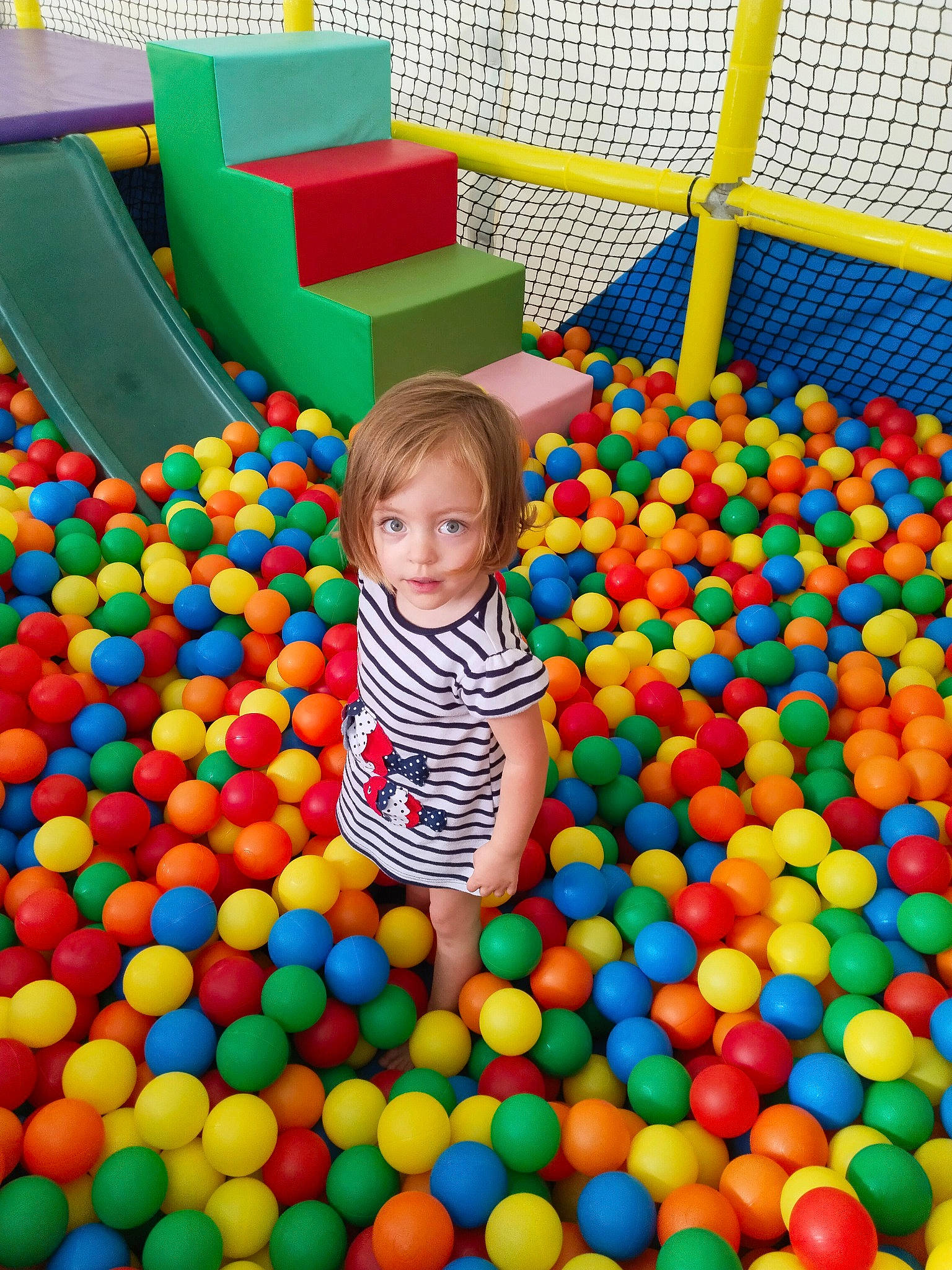 Athenais a rejoint le concours — aidez-le/la à gagner de superbes lots ! baby, ball, ball_pit, child, fun, green, human_settlement, leisure, outdoor_play_equipment, people, person, play, playground, product, public_space, recreation, room, snapshot, toddler, toy